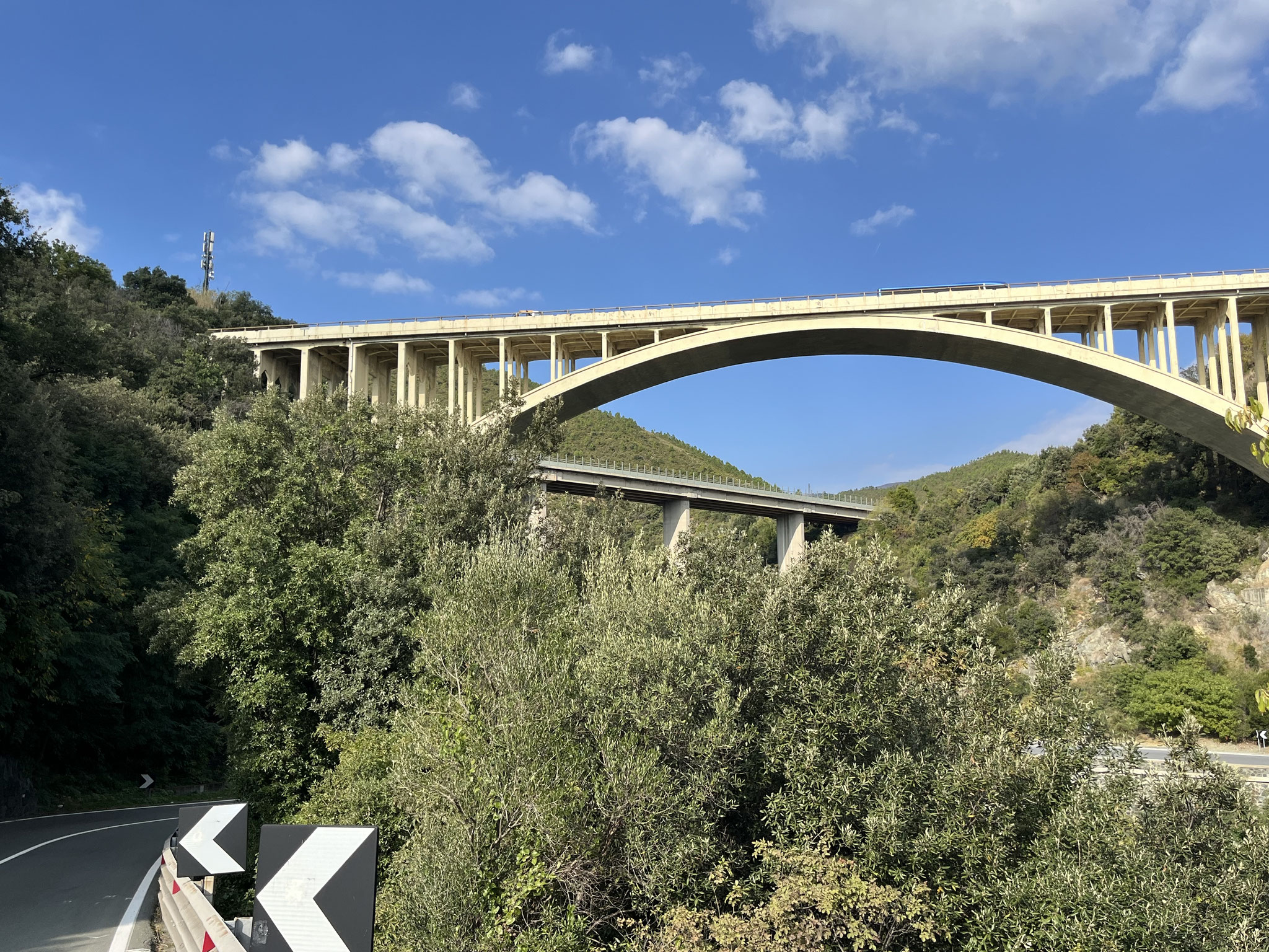 Die Küste ist bekanntlich sehr hügelig und dementsprechend schluchtig. Wir fahren jeden Kurve, während die Autobahn A10 mit vielen Viadukten möglichst gerade geführt ist.