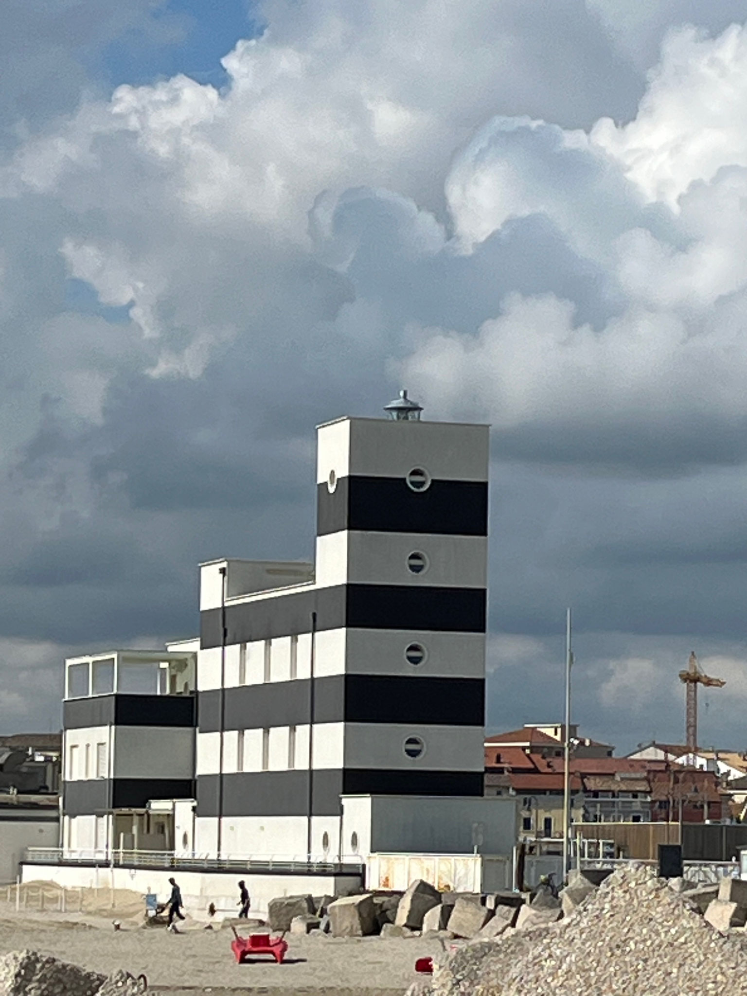Wir spazieren am Leuchtturm vorbei und auf der schönen Meerpromenade ...