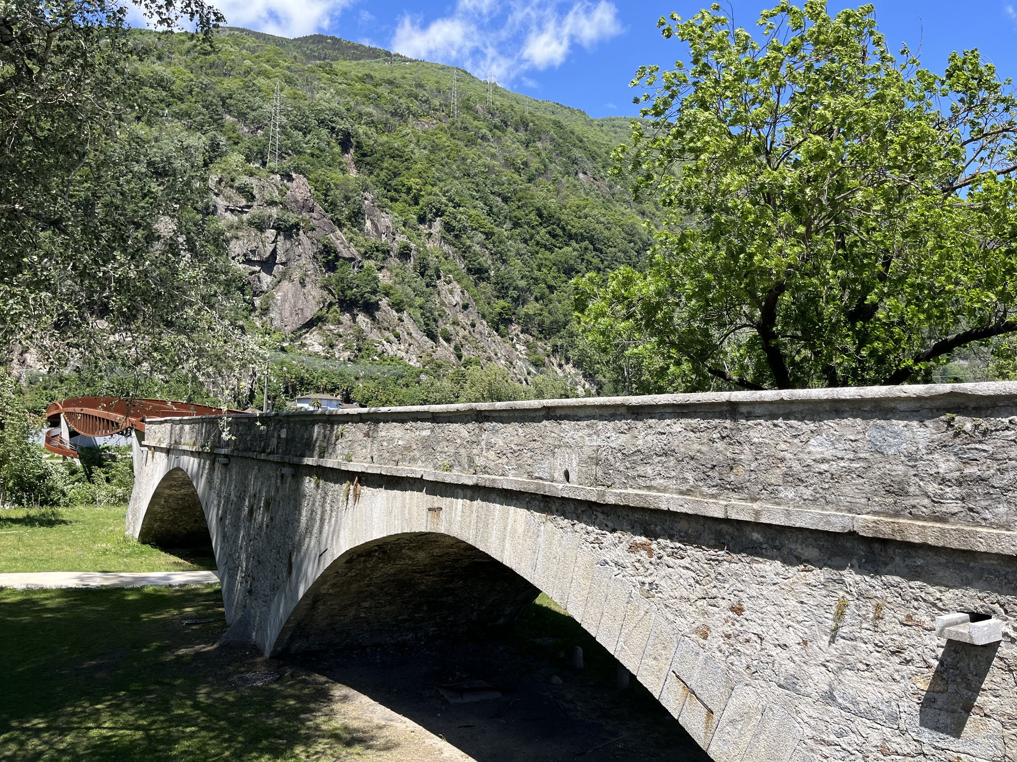 Spazieren im Flusspark von Bellinzona am Ticino.