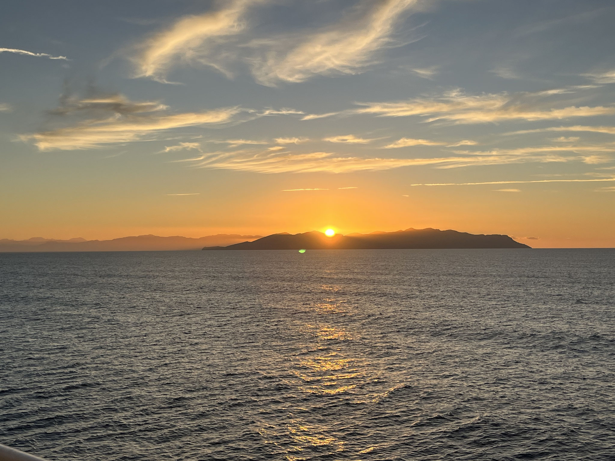 Nach einer Stunde Fahrzeit müssen wir wegen eines medizinischen Notfalls leider umkehren und Livorno noch einmal anlaufen. Danach läuft alles nach Plan und wir erleben einen wunderschönen Sonnenuntergang.
