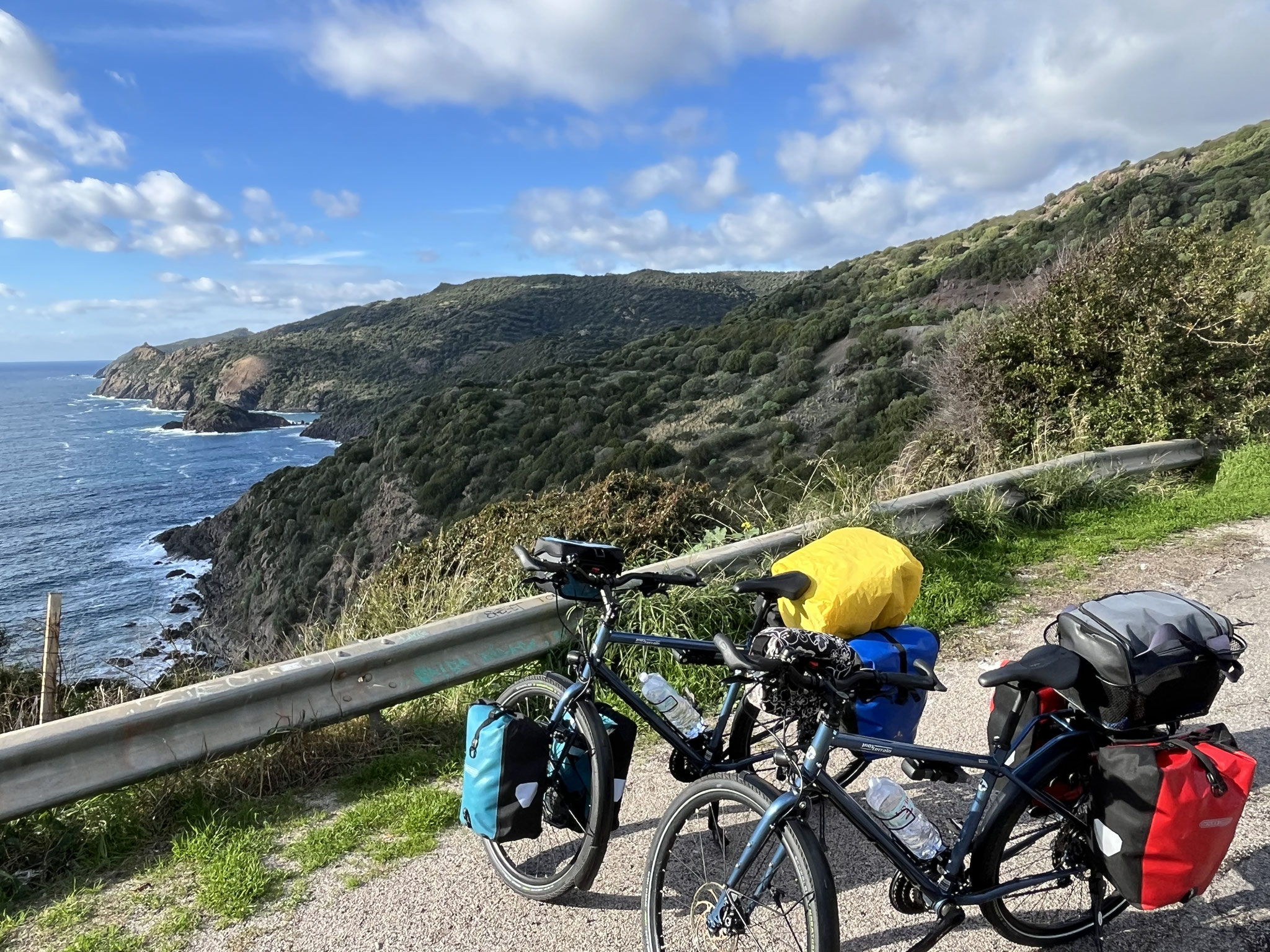 Wir müssen kräftig in die Pedalen treten und kraxeln auf eine Höhe von 350m. Die Aussichten auf Felsen und Buchten ist grandios und ist der Lohn für unsere Mühe.