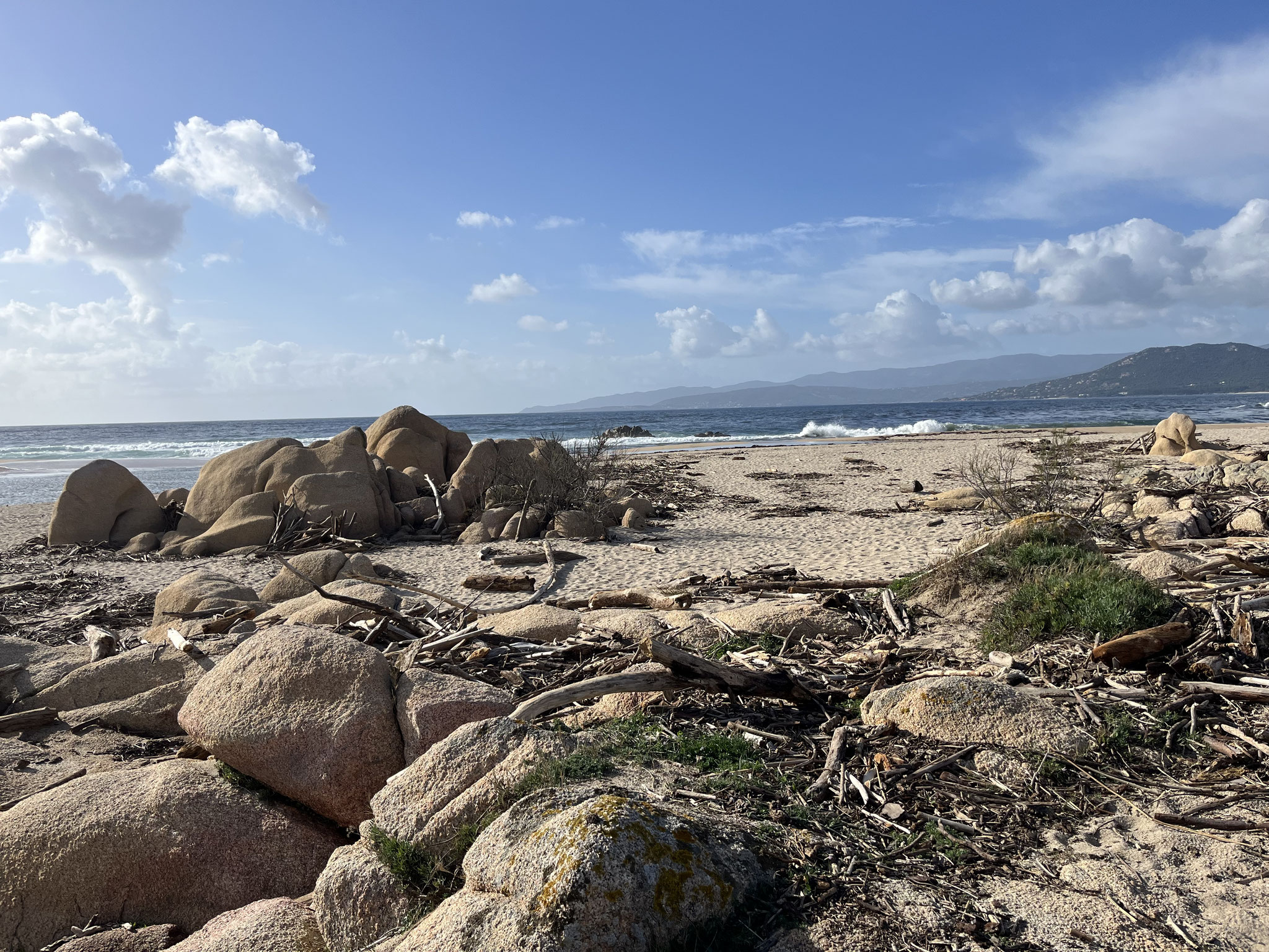 Die Flussmündung trennt die grosse Bucht in zwei breite Sandstrände…