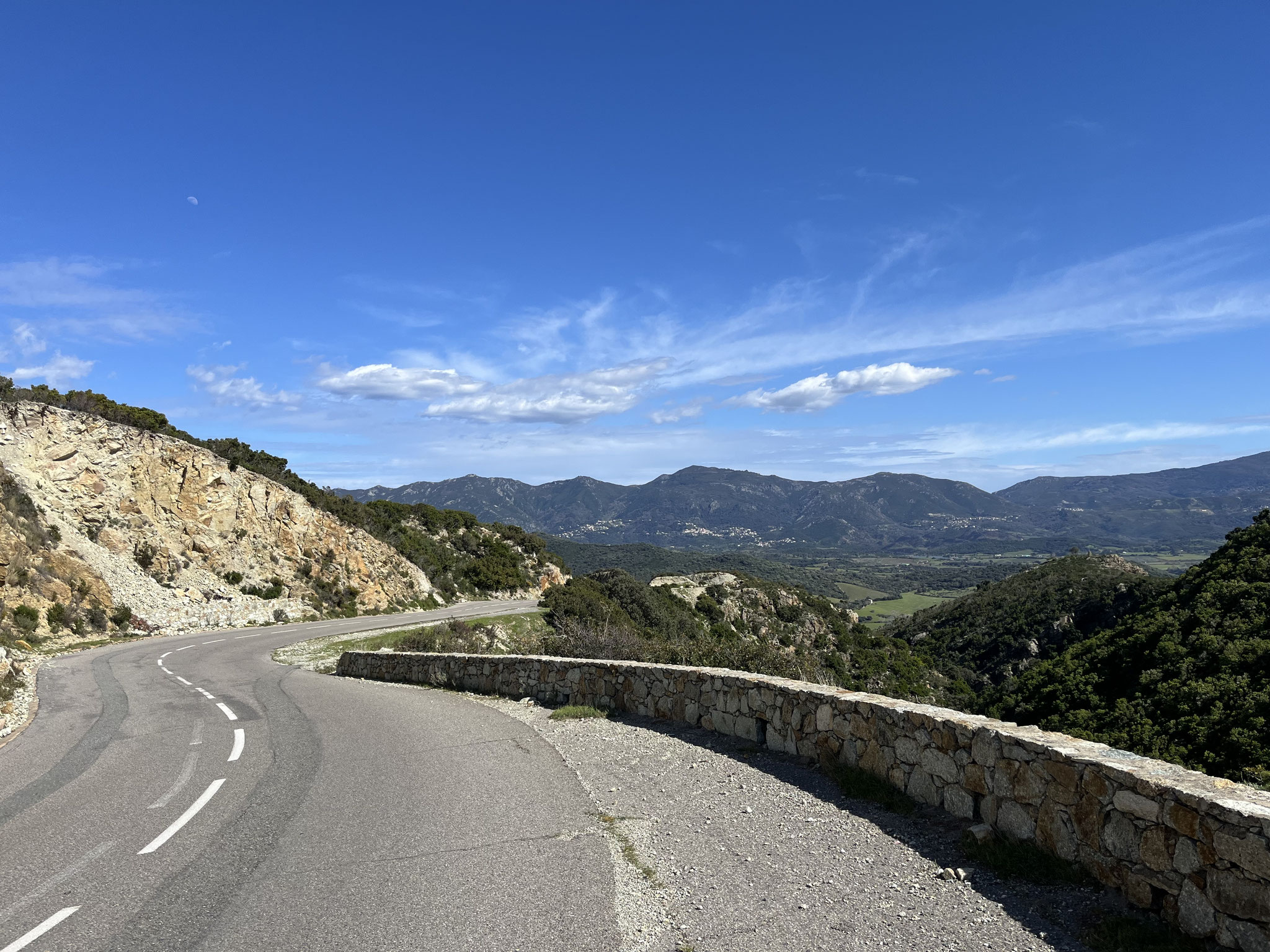 Kurve um Kurve, in jedes Tal hinein und wieder hinaus. Dann geht es endlich abwärts Richtung Saint-Florent.