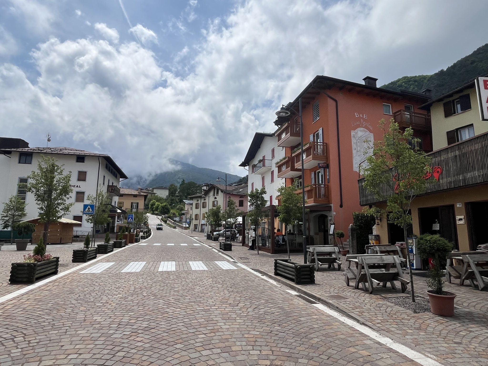 Nach einer längeren Mittagspause bei einem schönen Rastplatz kommen wir ins Dorf mit einem sehr gepflegten Dorfkern.