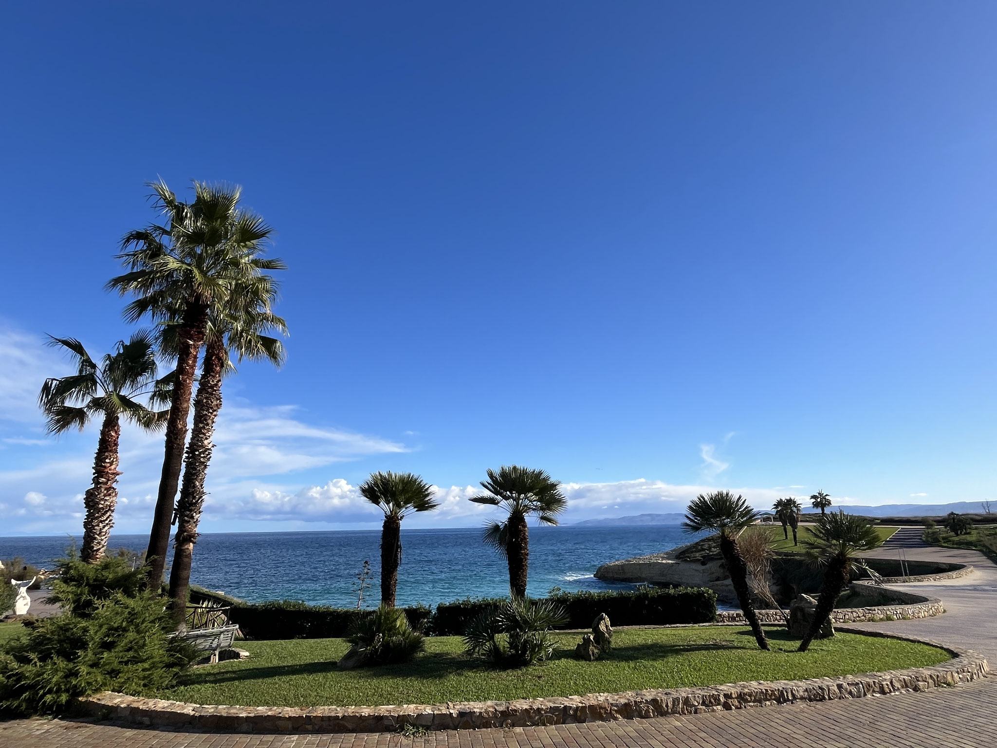 Porto Torres bietet als Stadt nicht besonders viel. Wir können auf der sehenswerten Promenade …