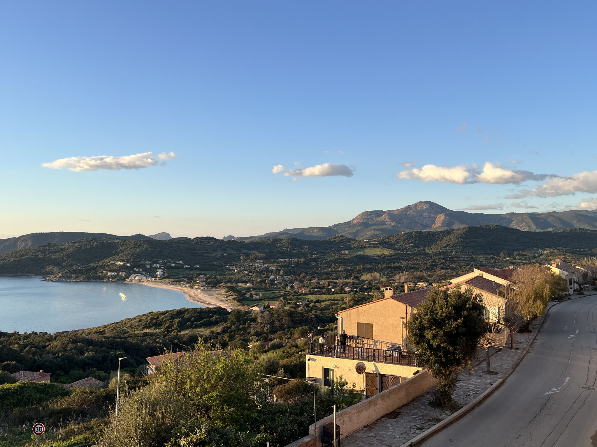 … Cargèse, wo wir ein Zimmer mit Balkon und wunderbarer Aussicht beziehen.