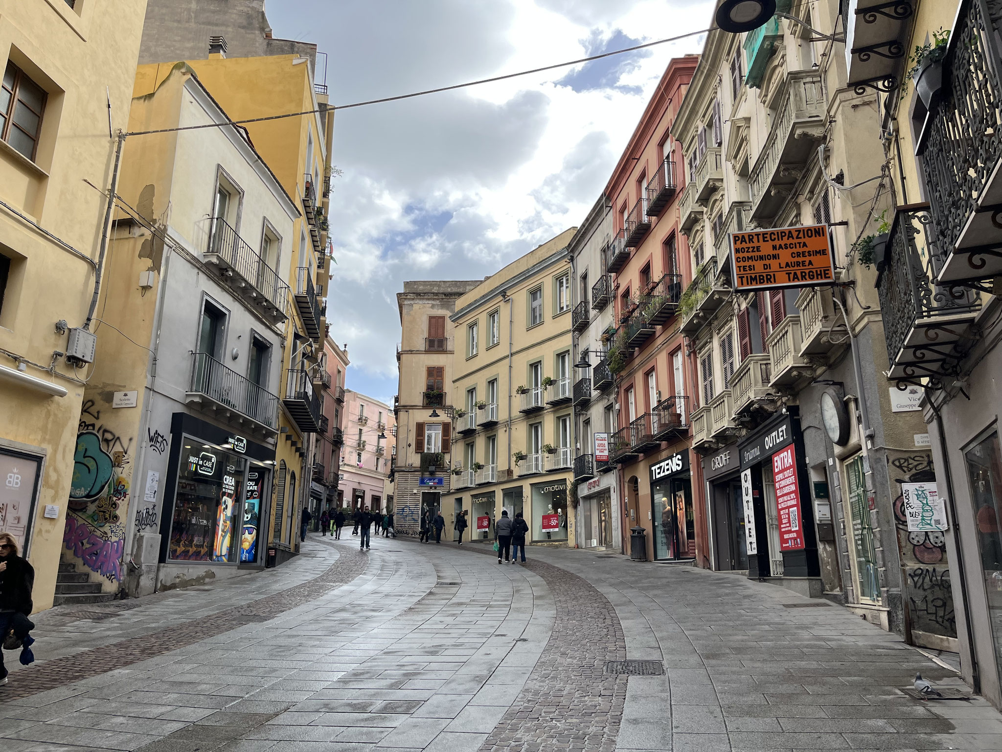 Es ist nicht viel los in dieser gepflegten Gasse. Viele Lokale sind auch leer oder dauerhaft geschlossen.
