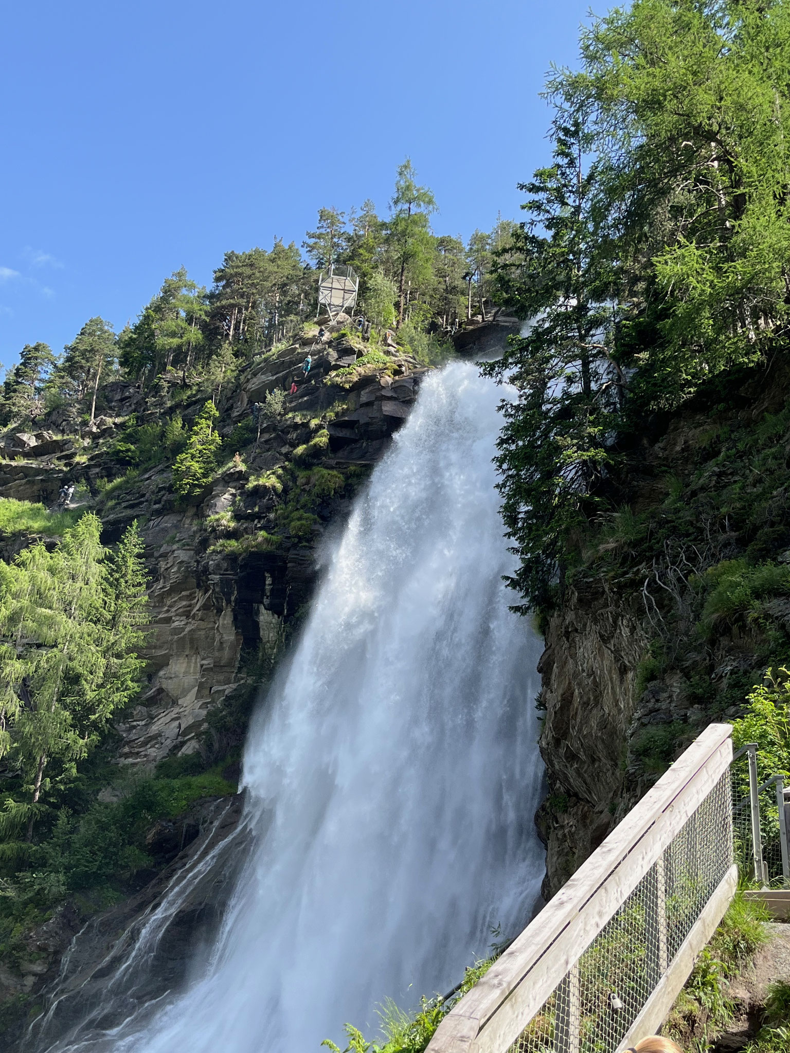 Direkt neben dem Wasserfall geht der Klettersteig durch, ...