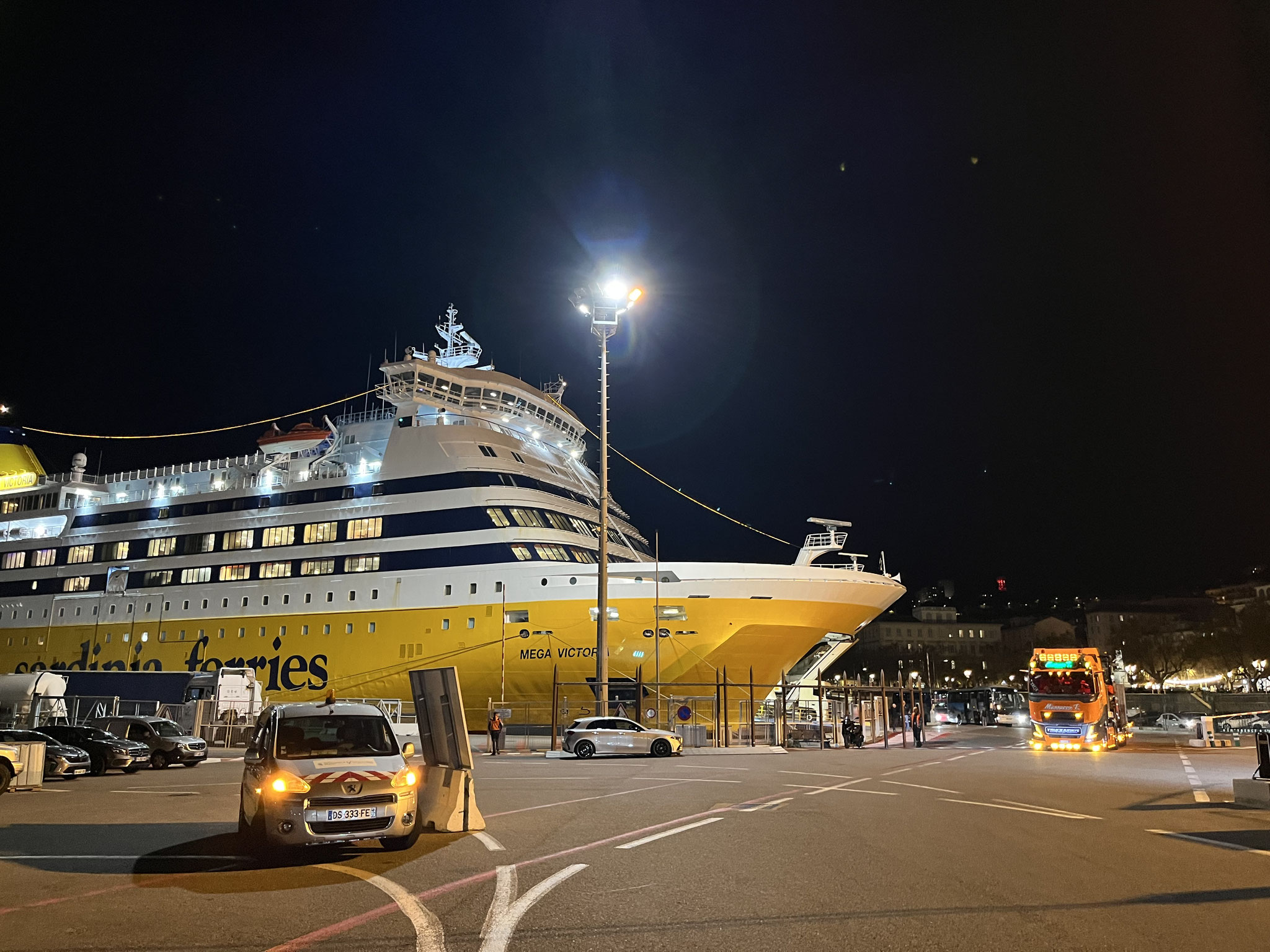 Der Hafen ist klein und wir sind um 19.30Uhr im Hotel. Zu essen gibt es eine aufgewärmte  Lasagne von einem Bäcker in der Nähe.