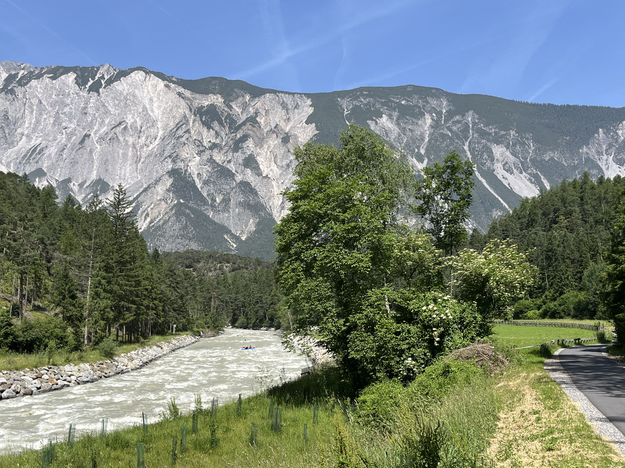 Der Fluss ist sehr breit und führt viel Wasser.