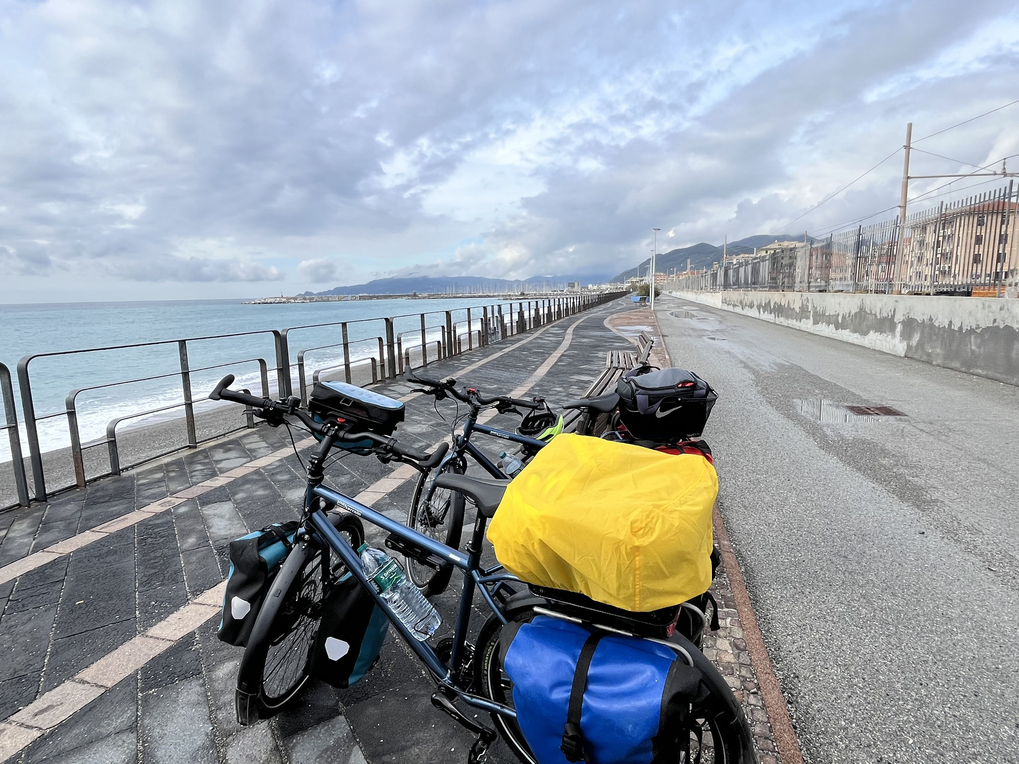 Die Promenade in Lavagna lässt sich sehen. Nach ein paar Kilometern endet sie aber abrupt! Gesperrt wegen einer Baustelle!