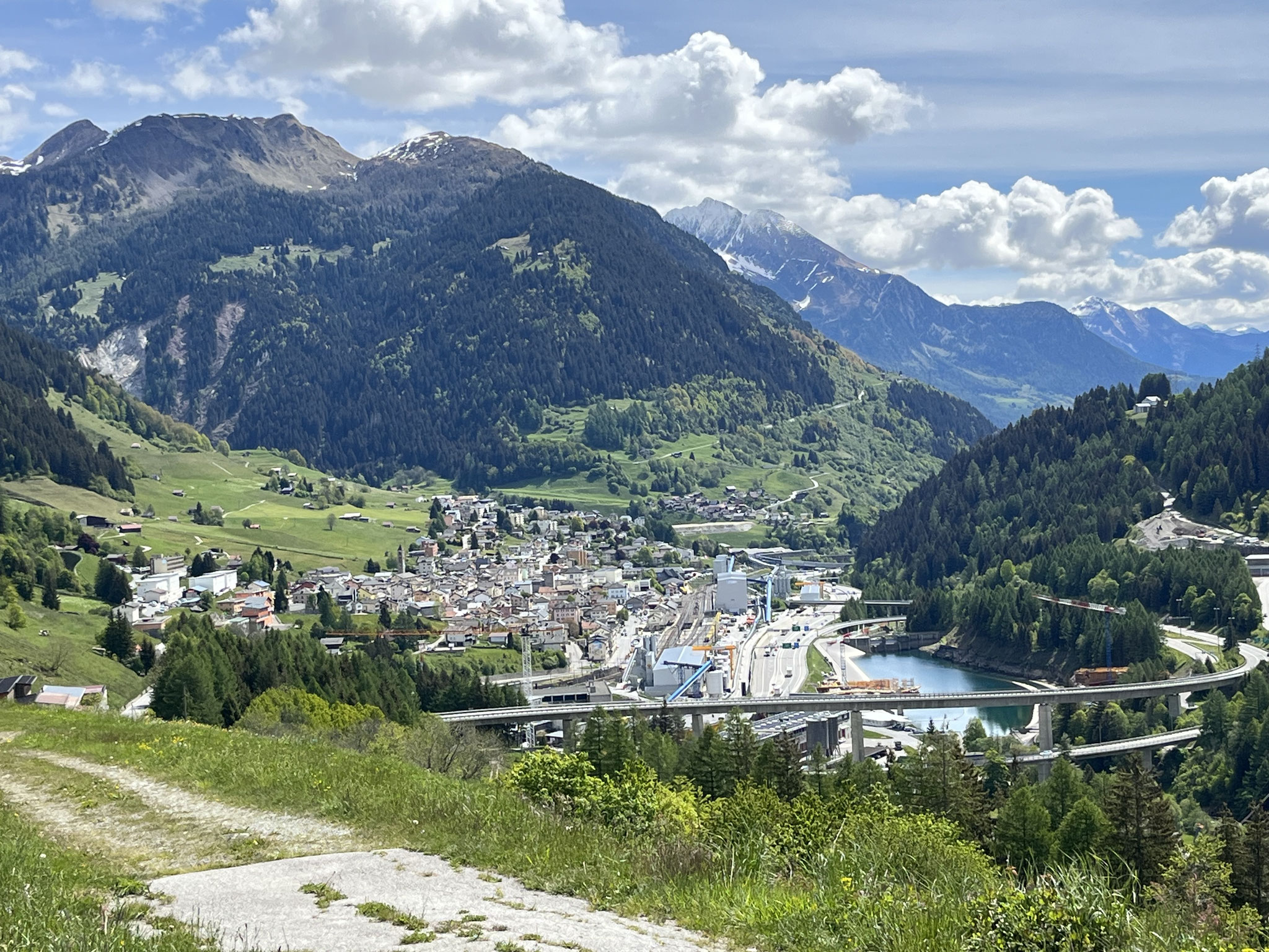Die Passfahrt beginnt. Eine Kehre nach der anderen erklimmen wir auf der steilen Strasse. Die Aussicht auf die Leventina wir immer besser.