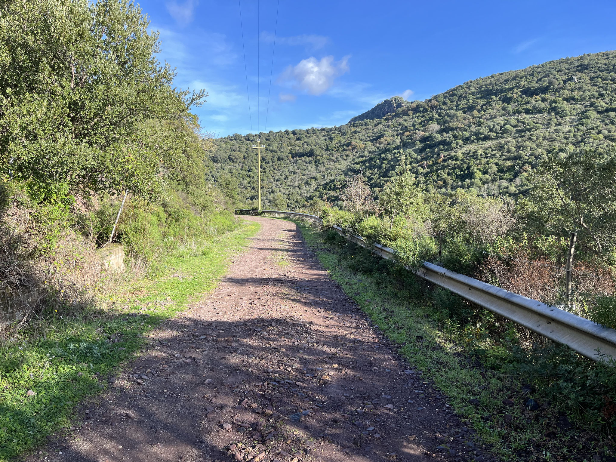 Das Tal ist etwa 8km lang bis zur ersten Staumauer, ist stark bewaldet und wild.