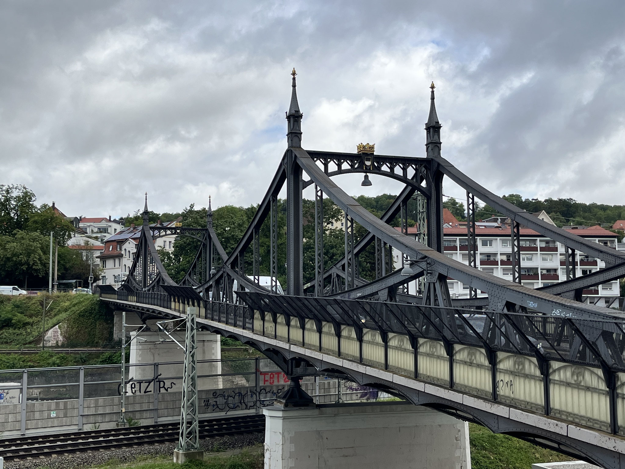 Über diese genietete Fachwerkbrücke aus dem Jahre 1907 geht es über die Geleise und dann …