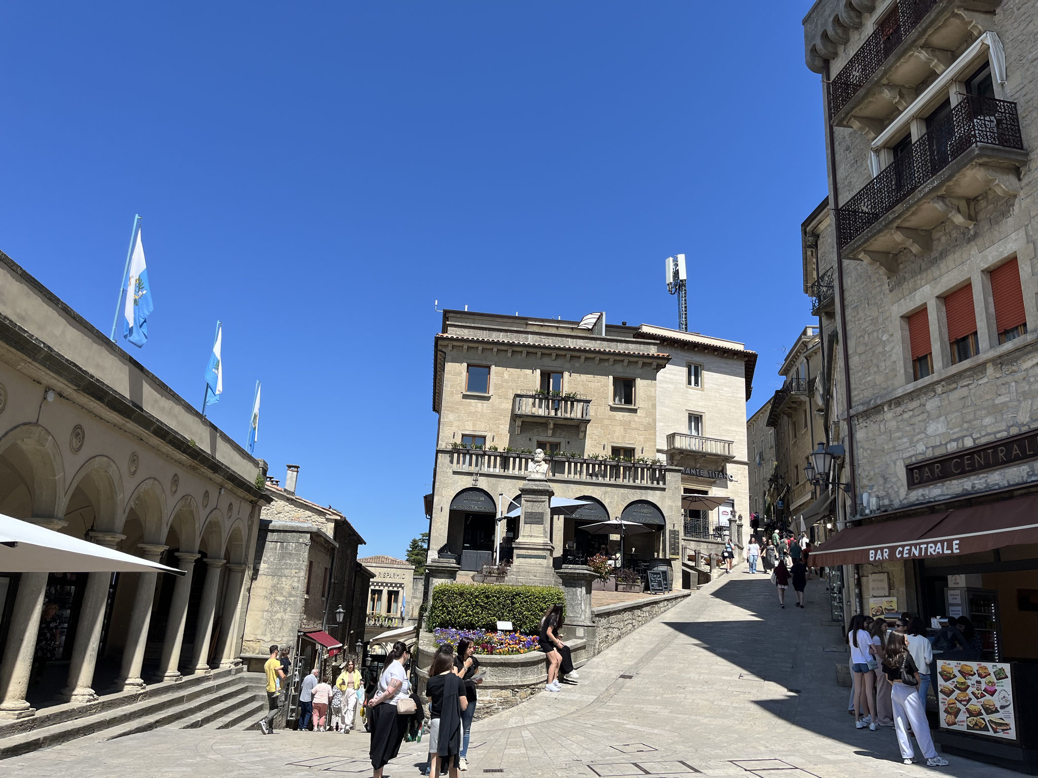 Die "Citta di San Marino" ist sehr gut besucht. Es wimmelt nur so von Schulklassen und Reisegruppen.