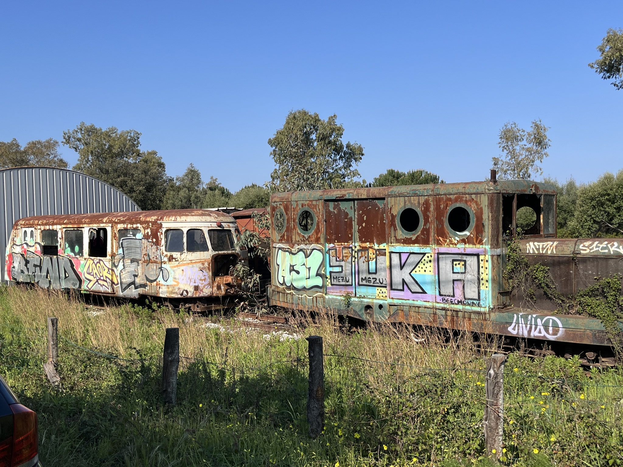 Die Dieseldoppelkompositionen der Eisenbahn, die hier noch verkehren, sind in einem bisschen besseren Zustand als diese zwei. 