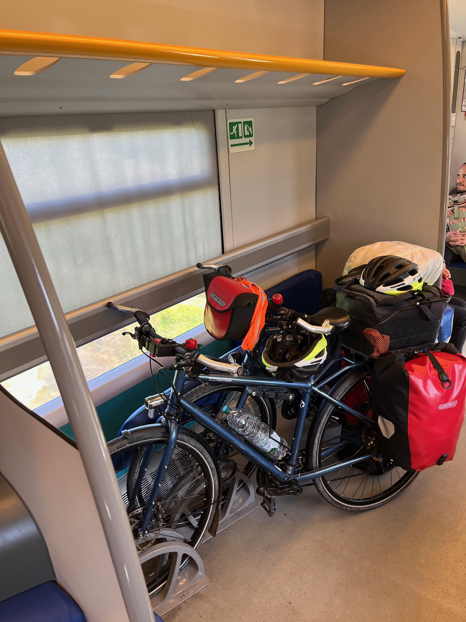 Der Zug ist sehr gut besetzt und wir sind froh, dass die Veloplätze noch frei sind.