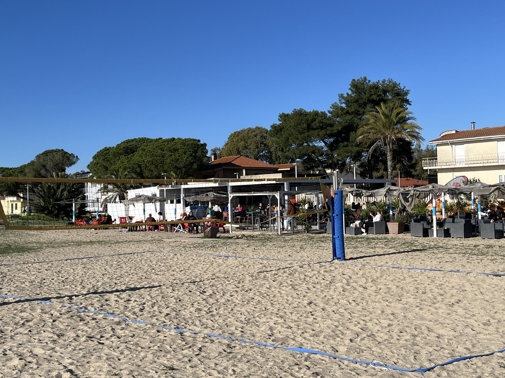 .. und mit dem Velo gut über einen Topveloweg verbunden. Es hat schon viele Menschen in den wenigen Strandbars, die geöffnet haben.
