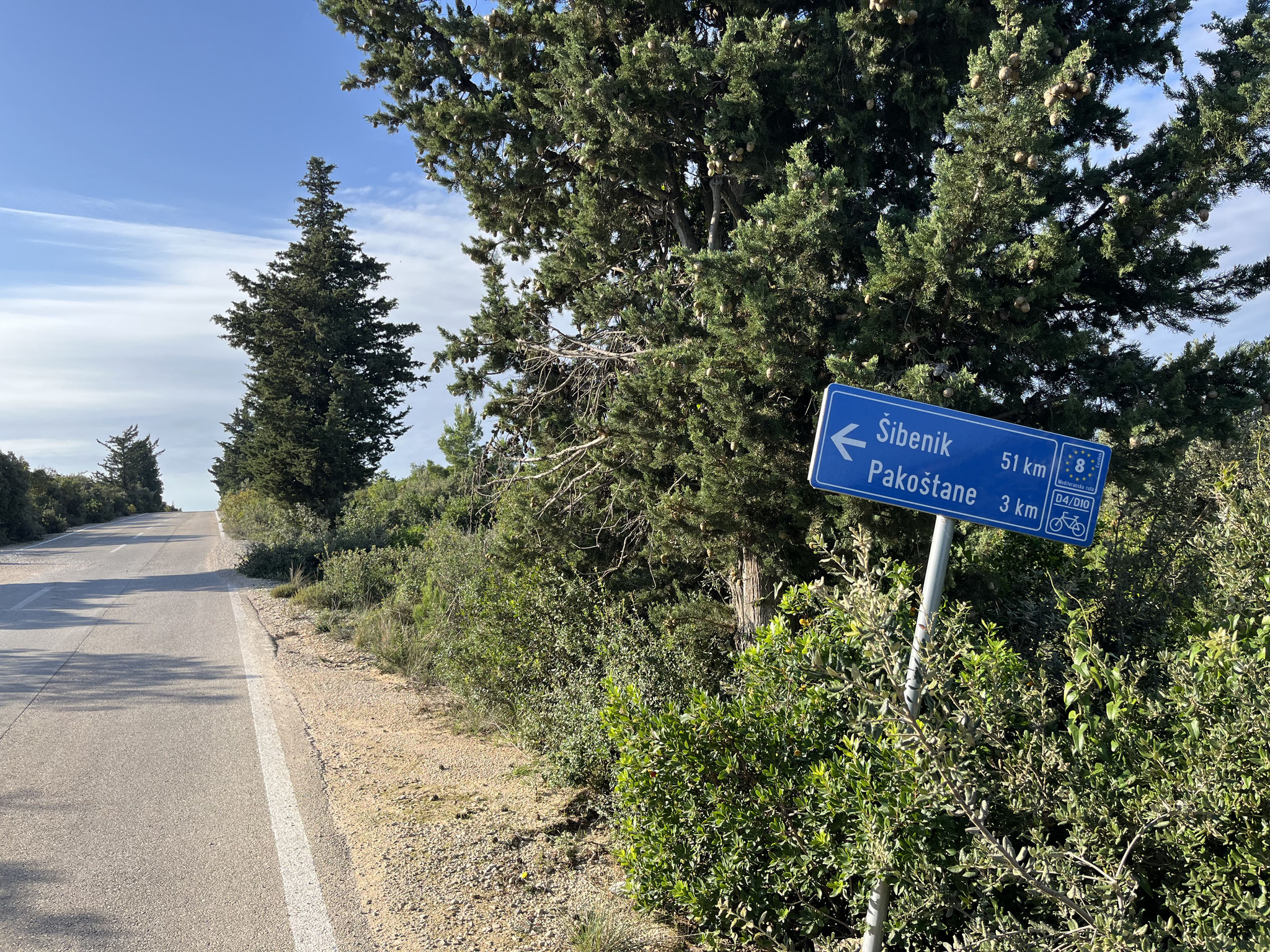 Da steht auch gerade ein EV8 Schild, das uns den Weg weist.
