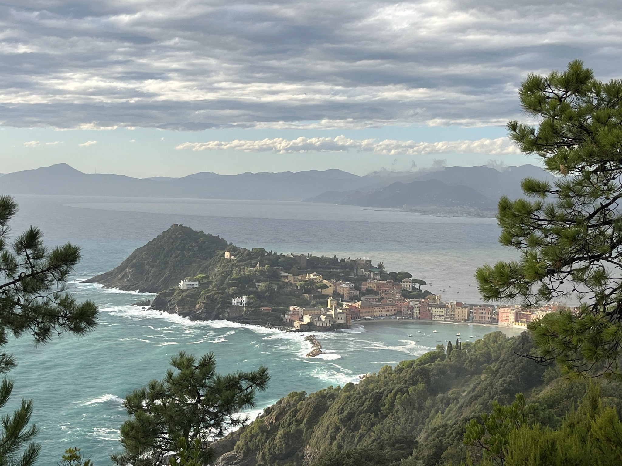 Der Blick auf die Stadt Sestri Levante ist ist wunderschön, …