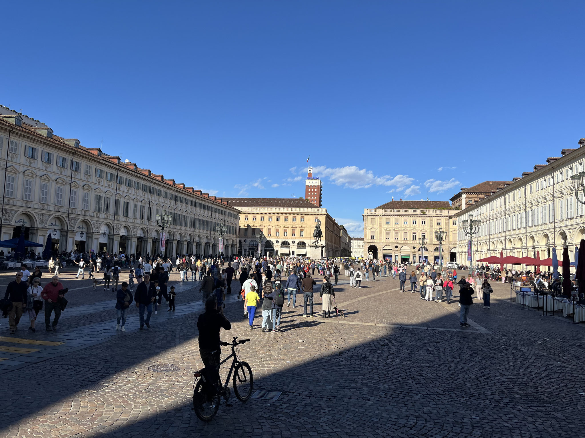 Unglaublich, wie viele Menschen am Sonntagnachmittag in dieser Stadt sind. Die Einkaufsstrassen sind voll und auf der Piazza San Carlo ist sehr viel los.