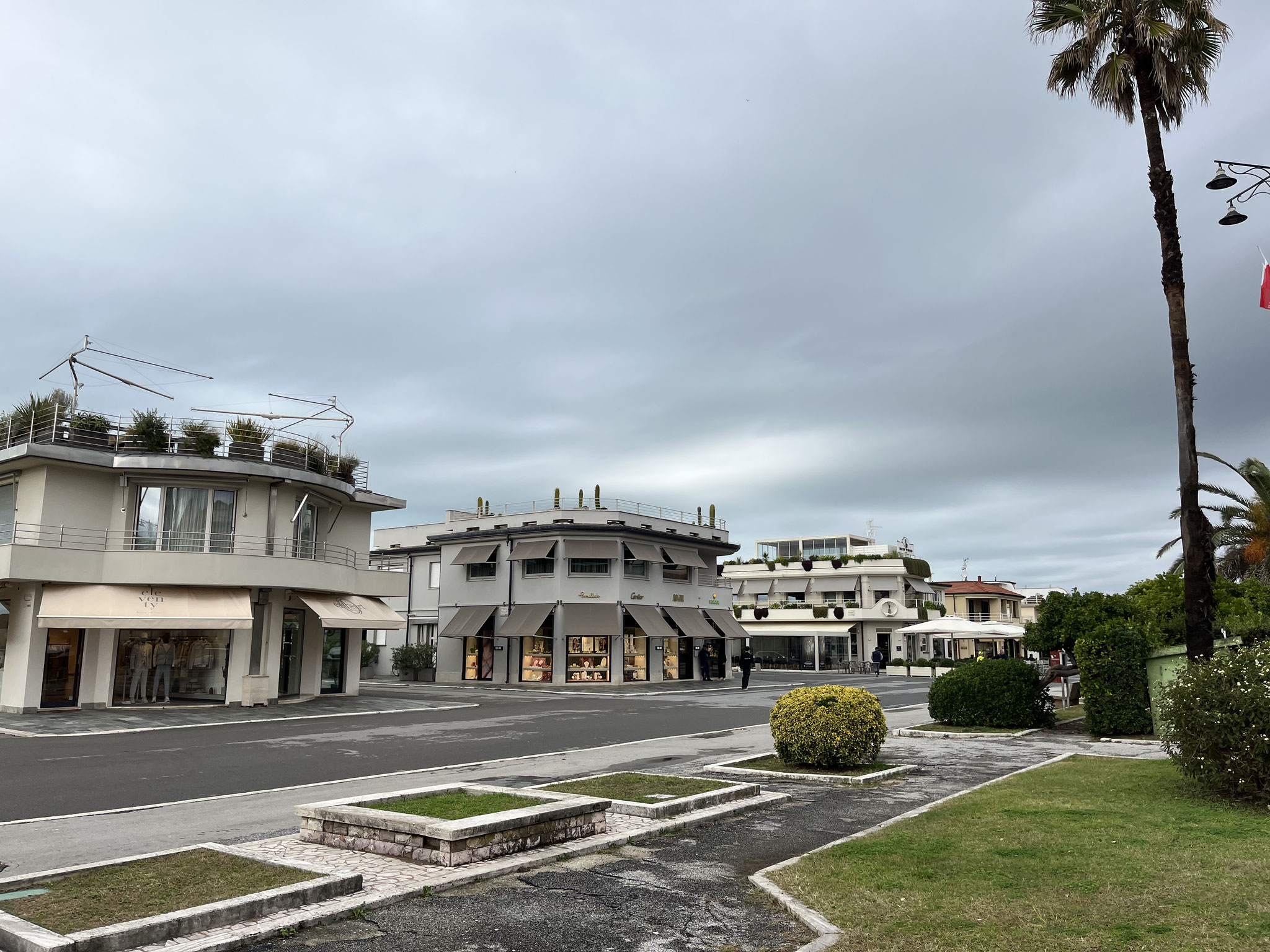 Viareggio besticht durch eine sehr breite und gepflegte Promenade mit vielen noblen Häusern mit Verkaufsgeschäften.