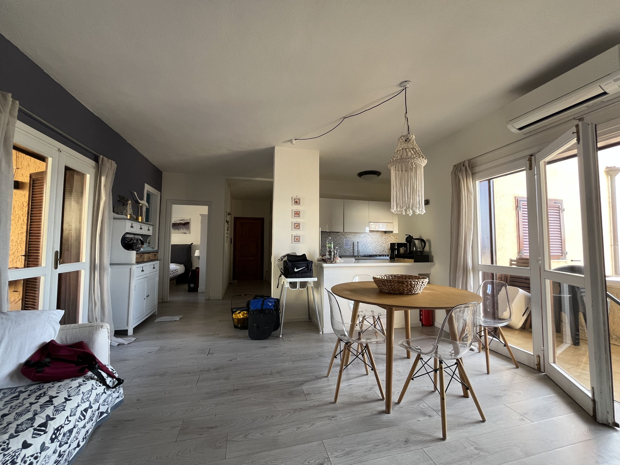 Bis zu unserer Wohnung in einer Ferienanlage sind es 1,5 Kilometer. Einen Kilometer davon auf einer Strasse mit quaderförmigen Steinplatten gepflastert. Wir werden tüchtig durch geschüttelt.