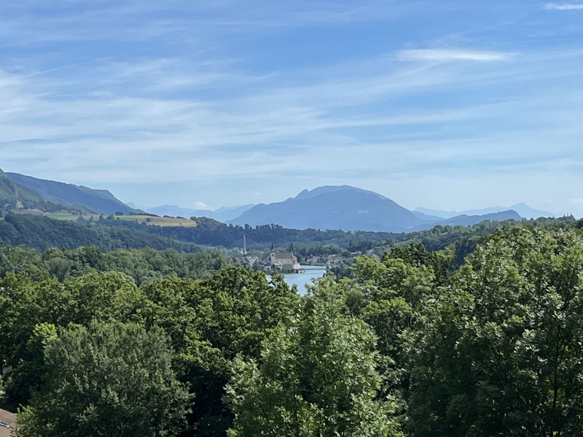 Wir übernachten etwas abgelegen in der Höhe, von wo aus wir einen schönen Ausblick ins Rhonetal zurück haben.