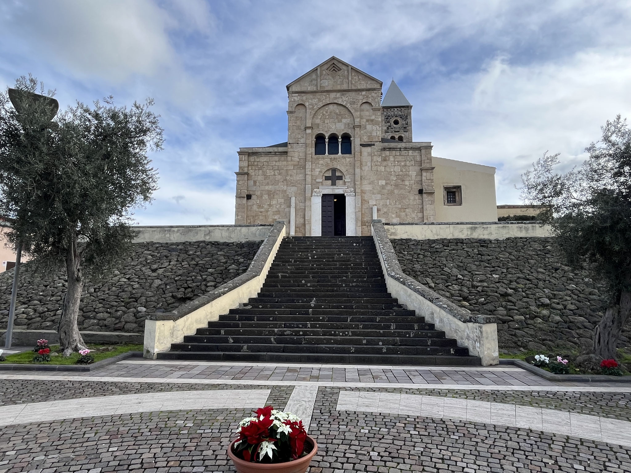 In Santa Giusta besuchen wir noch die alte Romanische Kirche aus dem 12 Jahrhundert, bevor es dann …