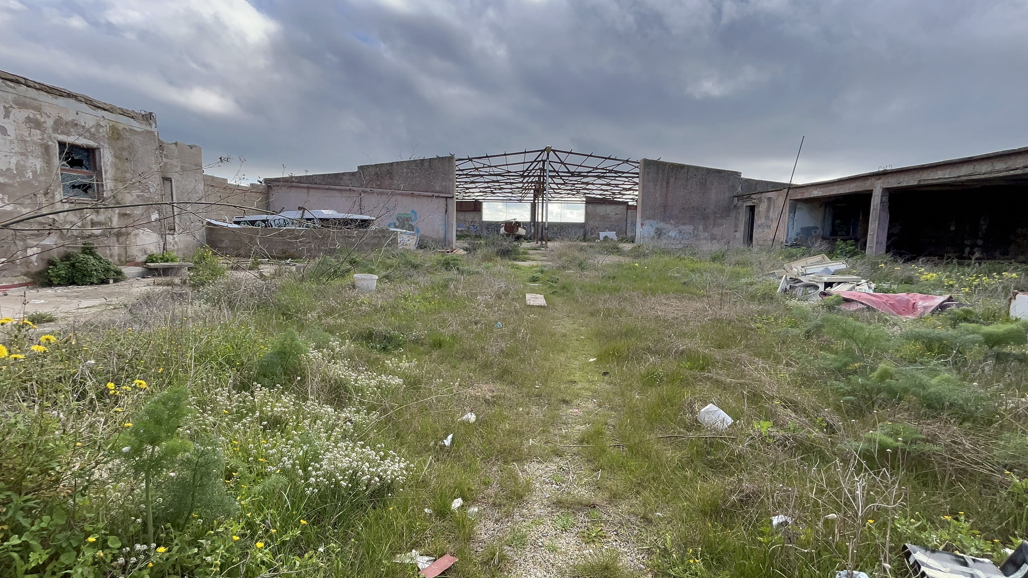 Wie auf der anderen Seite des Strandes(zerfallene Fabrikanlagen) hat es auch hier heruntergekommene und zerfallene Gebäude.