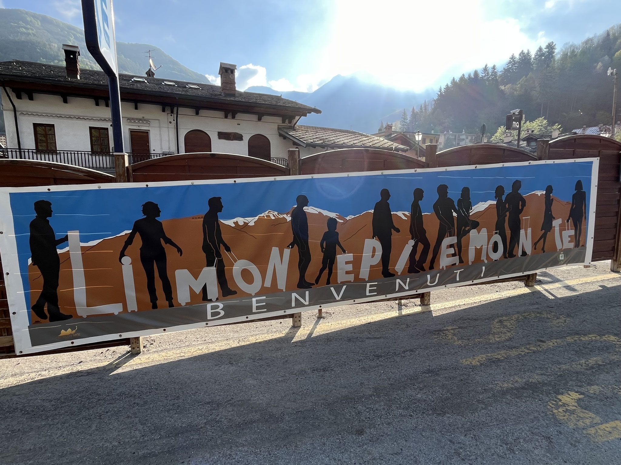 Das Dorf, 1350Einwohner, gilt als eines der schneereichsten Skigebiete Italiens und wird deshalb auch „Königin der Seealpen“ genannt.