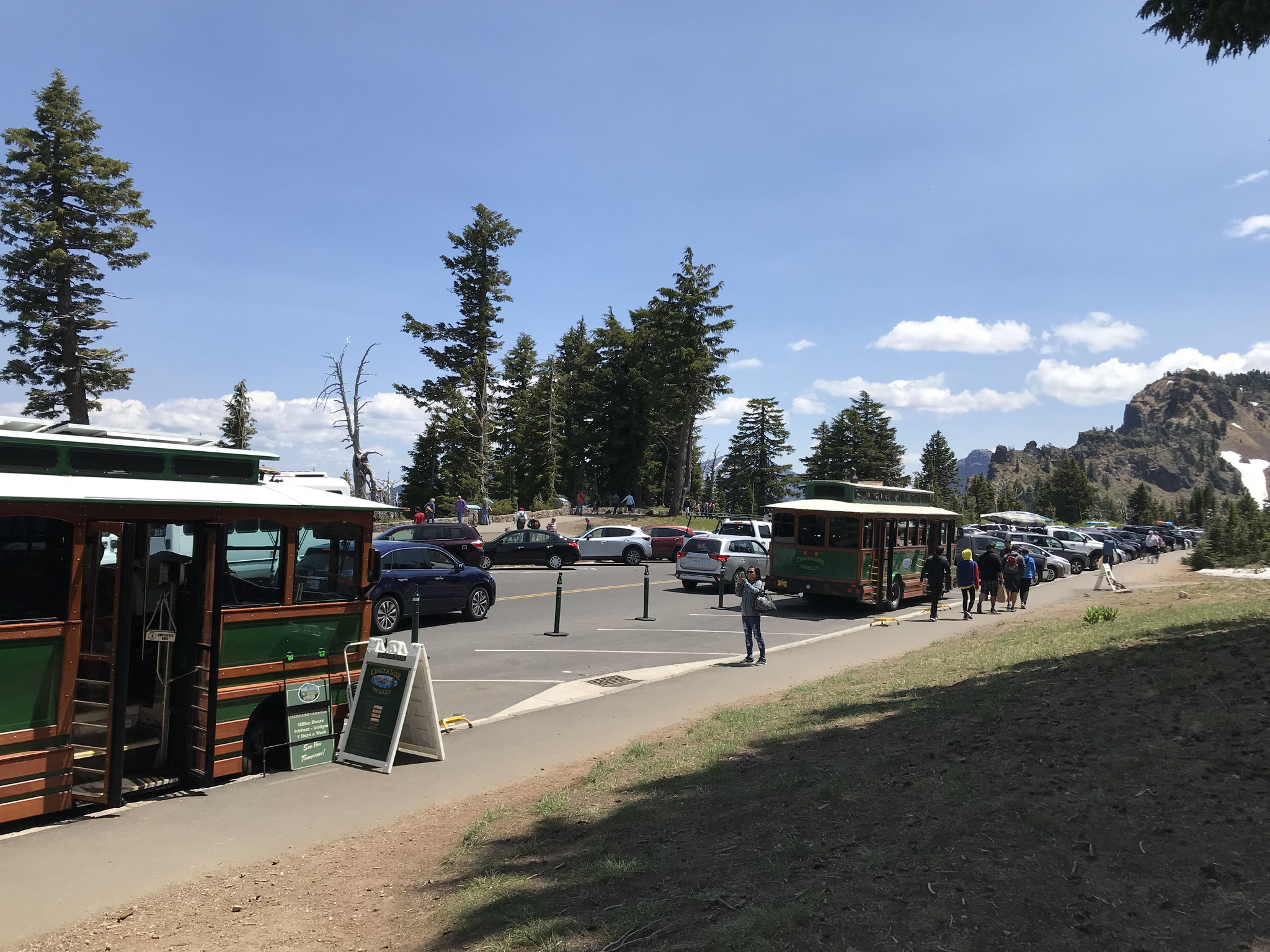 Den Besuchern des Parks wird einiges geboten. Zum Beispiel eine Fahrt mit einem gasbetriebenen Touristenbus um den See.