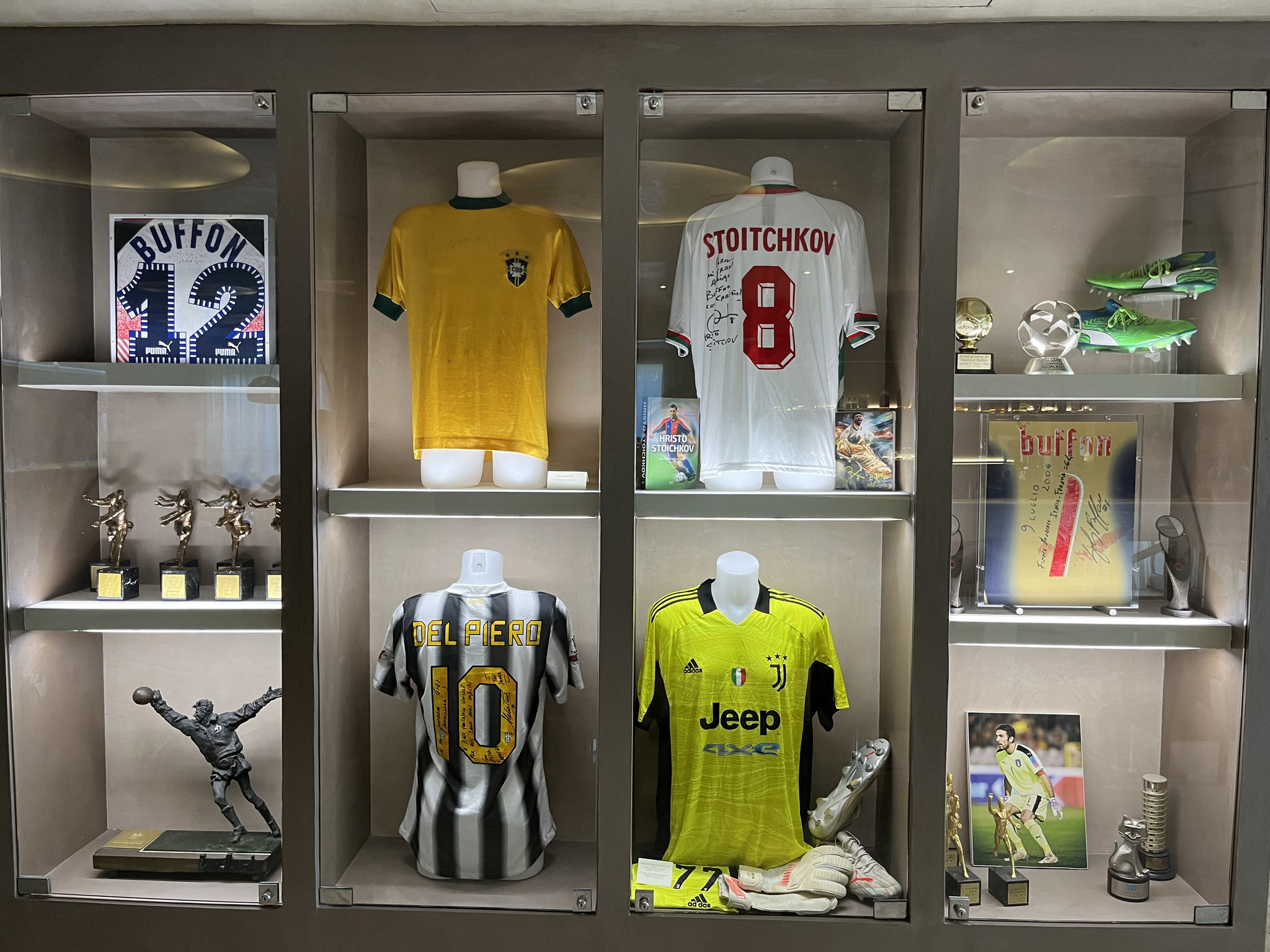 Es gehört Gianluigi Buffon, dem ehemaligen Weltklasse Torhüter Italiens.