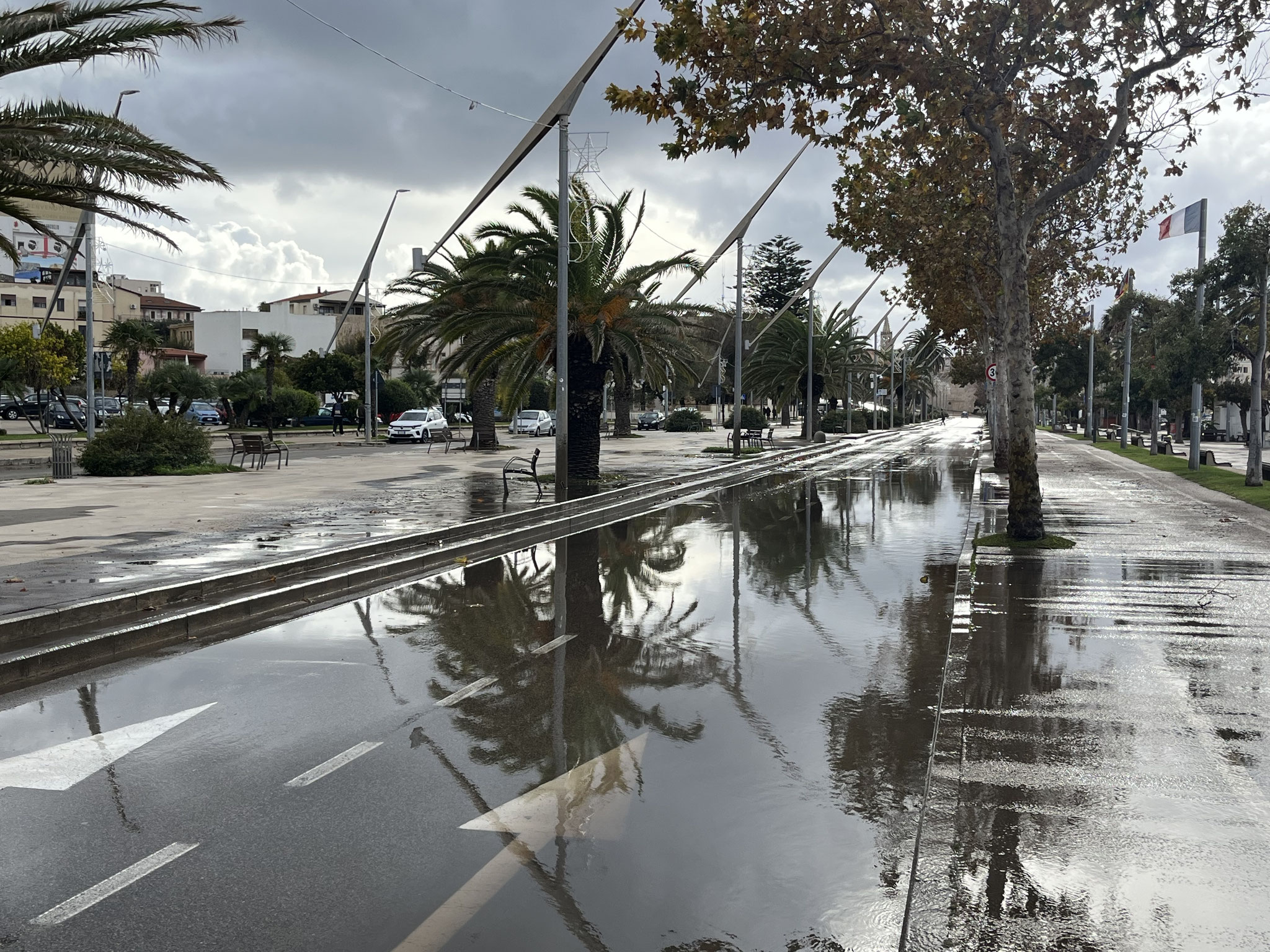 Die Passage am Strand unten ist auch sehr schön. Die vielen schönen Palmen spiegeln sich wunderbar im Wasserspiegel der überfluteten Strasse.