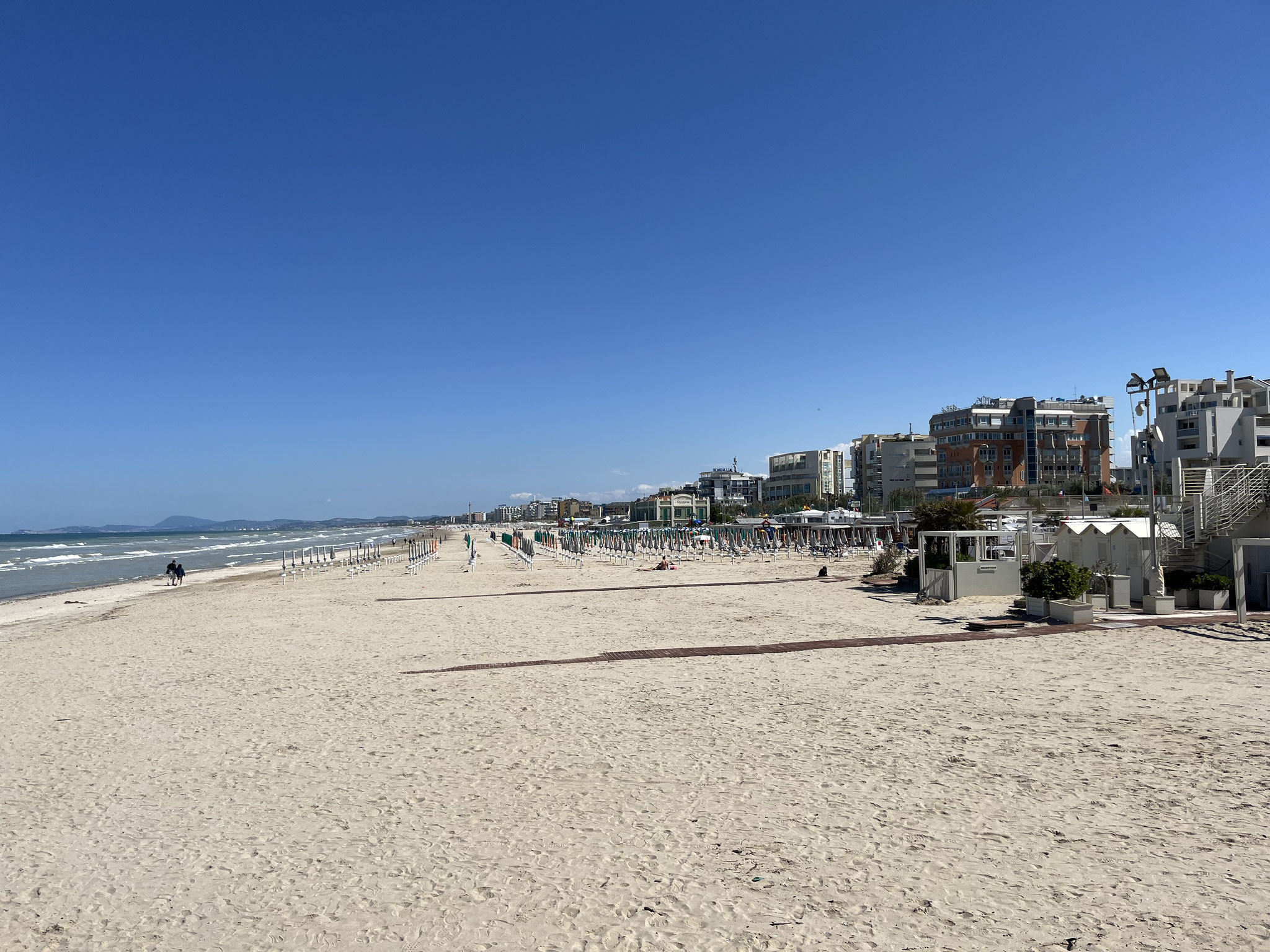 Der flache und breite Strand ist bereit für die zig-Tausend Besucher im Jahr.