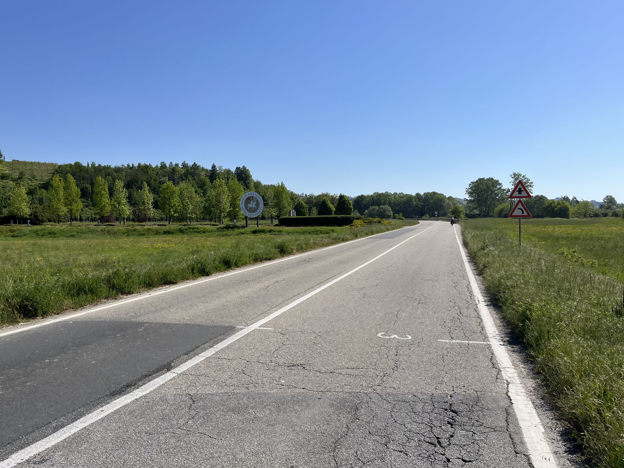Wir fahren an einzelnen Weingütern vorbei, sehen aber vorwiegend landwirtschaftliche Nutzflächen, wie Haselnussanbau.