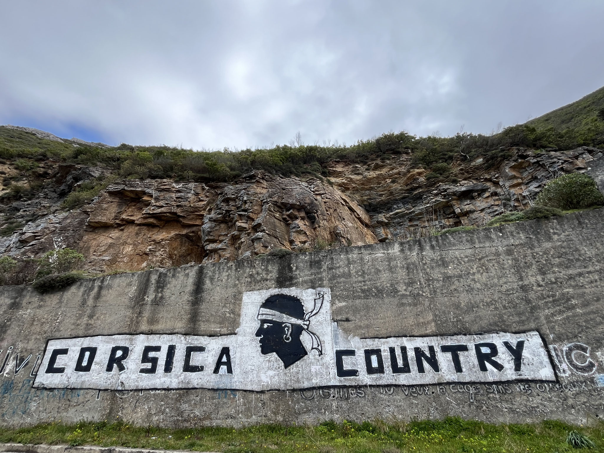 Ein stolzes Volk zeigt überall, dass wir in Korsika sind und nicht in Fr…… .