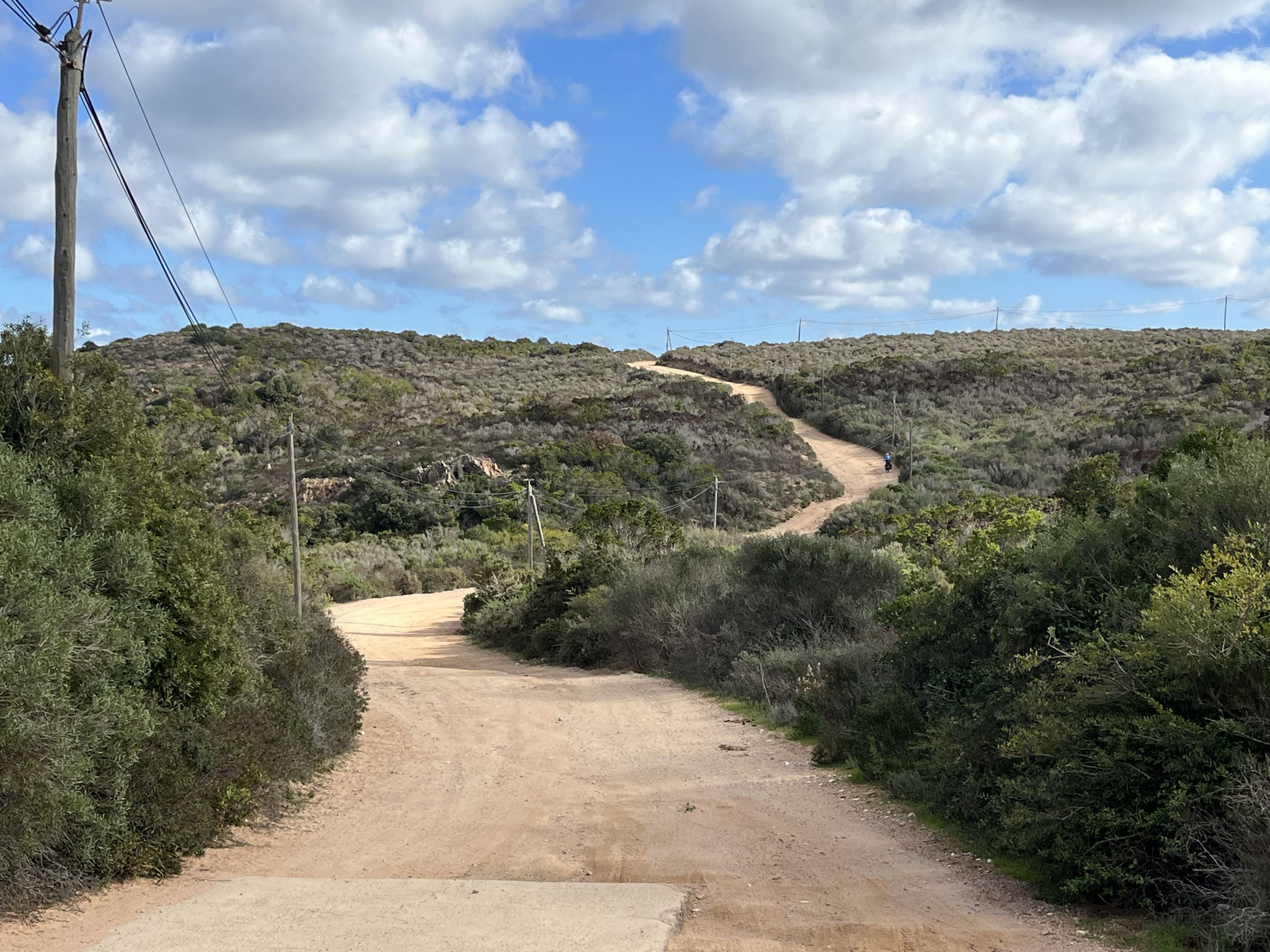 Ein paar Kilometer später wagen wir es noch einmal und kommen über eine 4km lange und hügelige Sandpiste schliesslich …