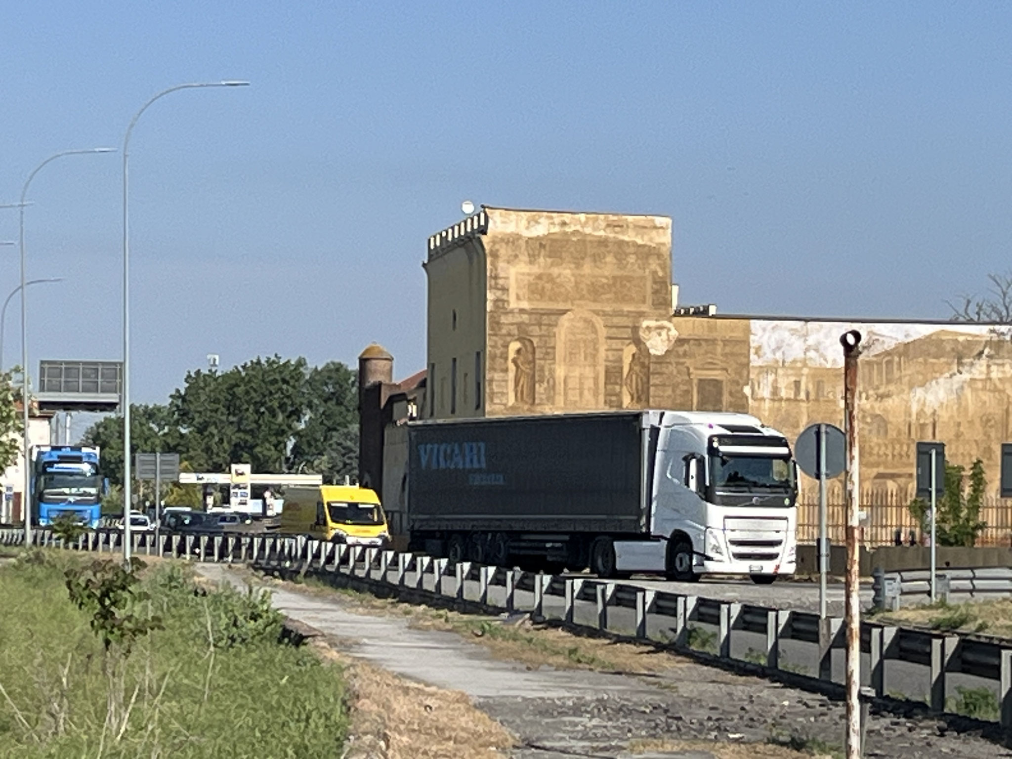 … viel Schwerverkehr auf fast allen Strassen, …