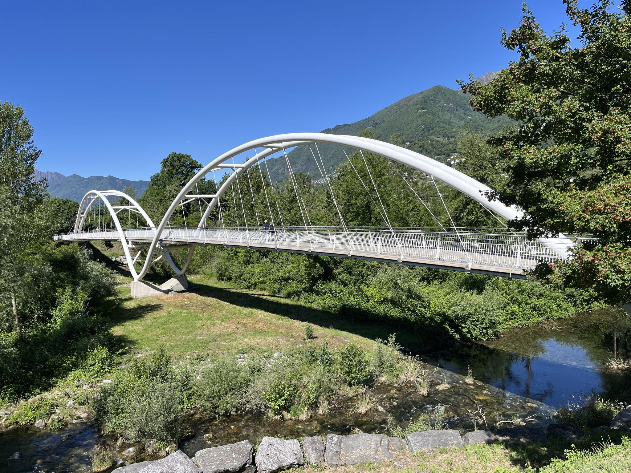 In Tenero gehts über diese futuristische Brücke, bevor …
