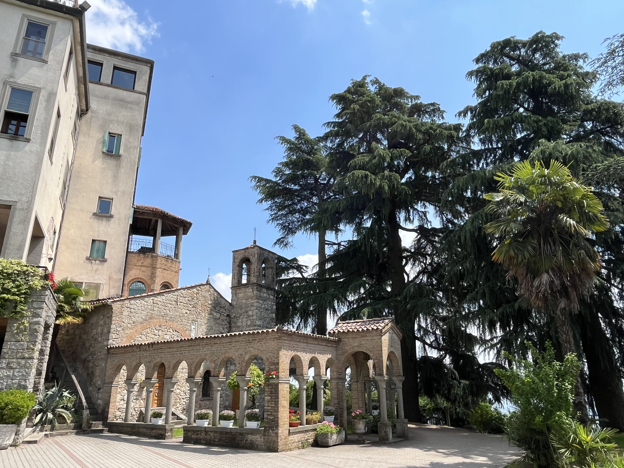 Nach 12Kehren haben wir es geschafft und stehen vor der Kirche "Eremo di Santa Domenic".