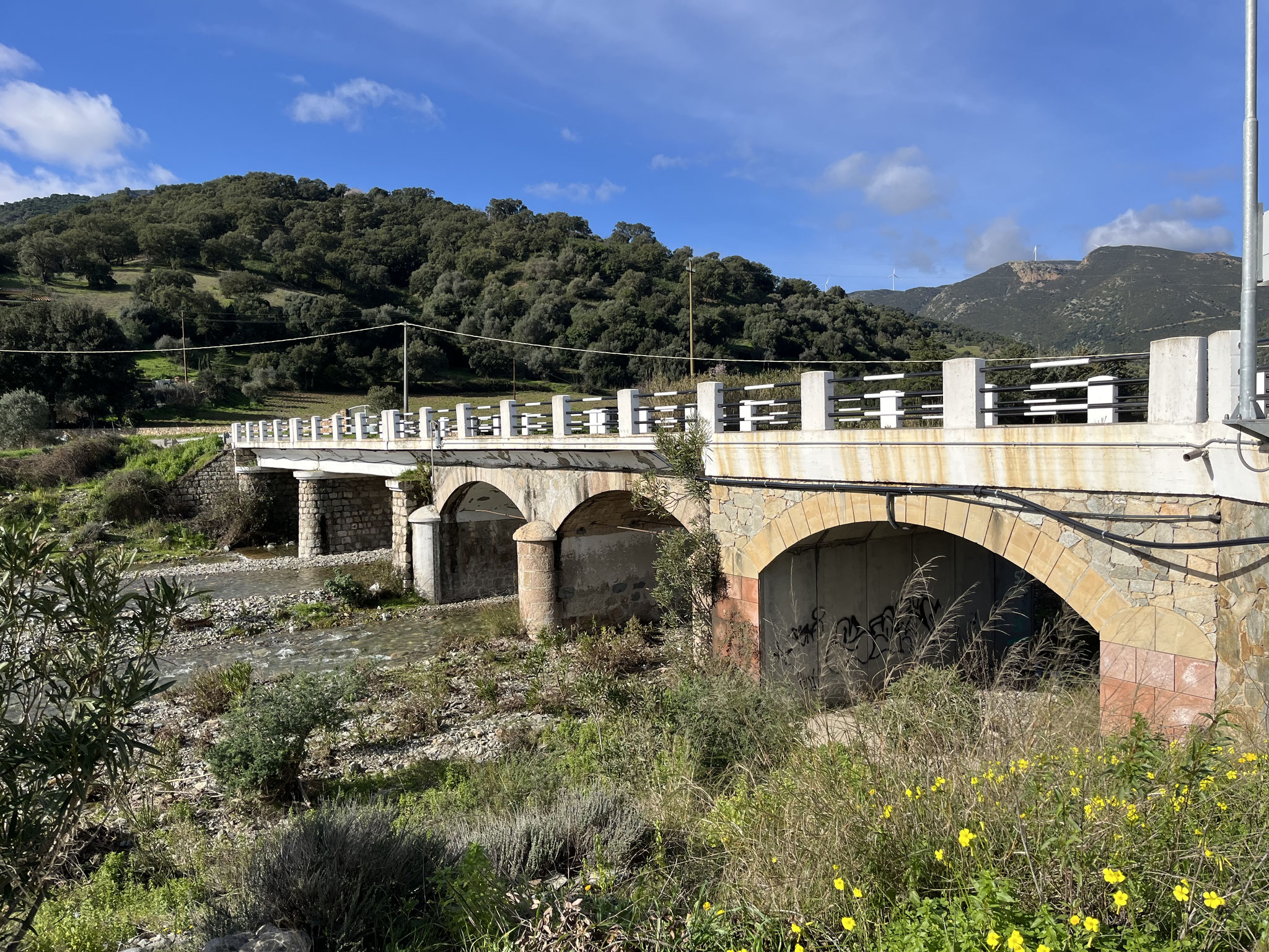 Wir überqueren den Riu Corongiu und kommen nach Tertenia, wo wir eine längere Pause machen.