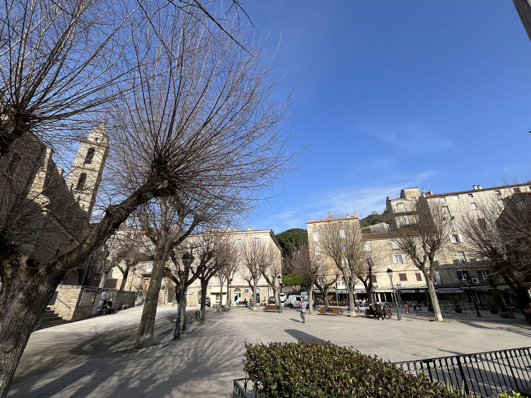 Die Stadt hat einen sehr schönen Hauptplatz mit Restaurants und Spielplatz.
