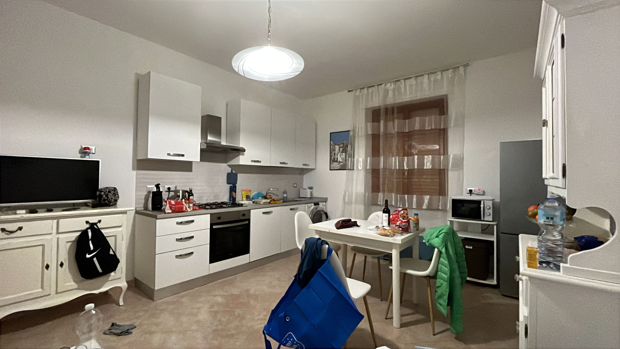 … und lassen uns von ihm die Wohnung zeigen. Er ist sehr nett und zeigt uns alle Details. Früchte, Getränke, Kaffee, sardische Chips etc., alles offeriert. Bravo!