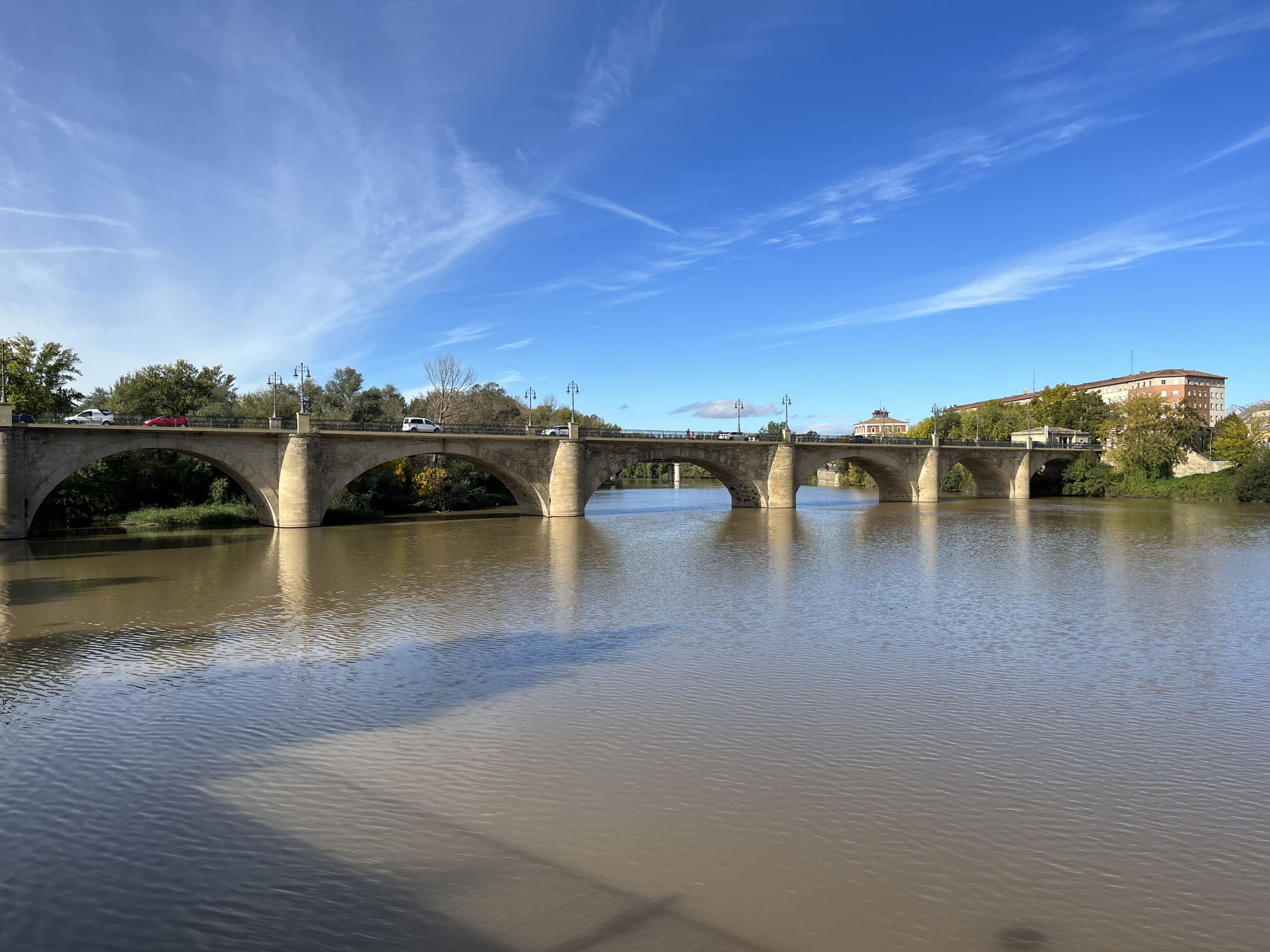 Es regnet immer wieder. Das Dreckwasser des Ebro zeigt es an.