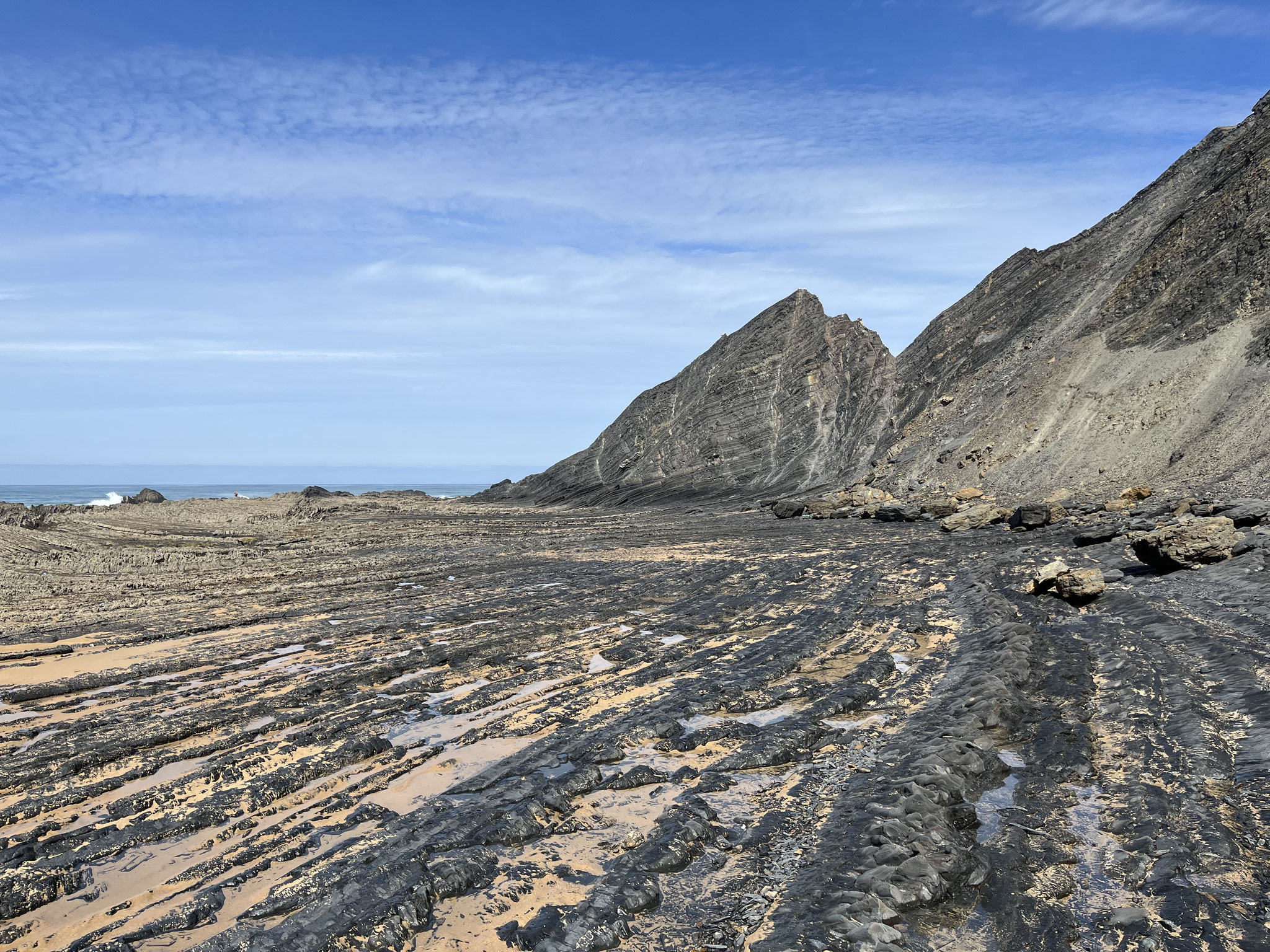 Wenn sedimentäre Gesteinsschichten unterschiedlicher Härte solche Rippen bilden und sichtbar werden, nennt man das in der Geologie Flysch.