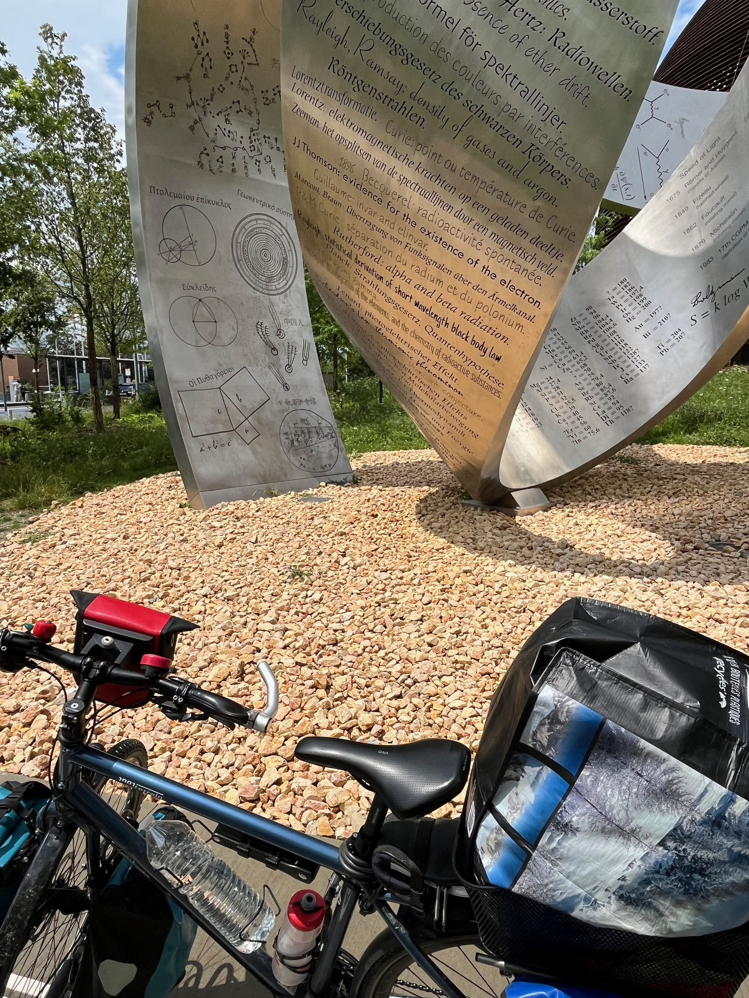Schnell raus aus der Stadt Richtung Merin, wo wir am CERN vorbei fahren und diese Skulptur bewundern.