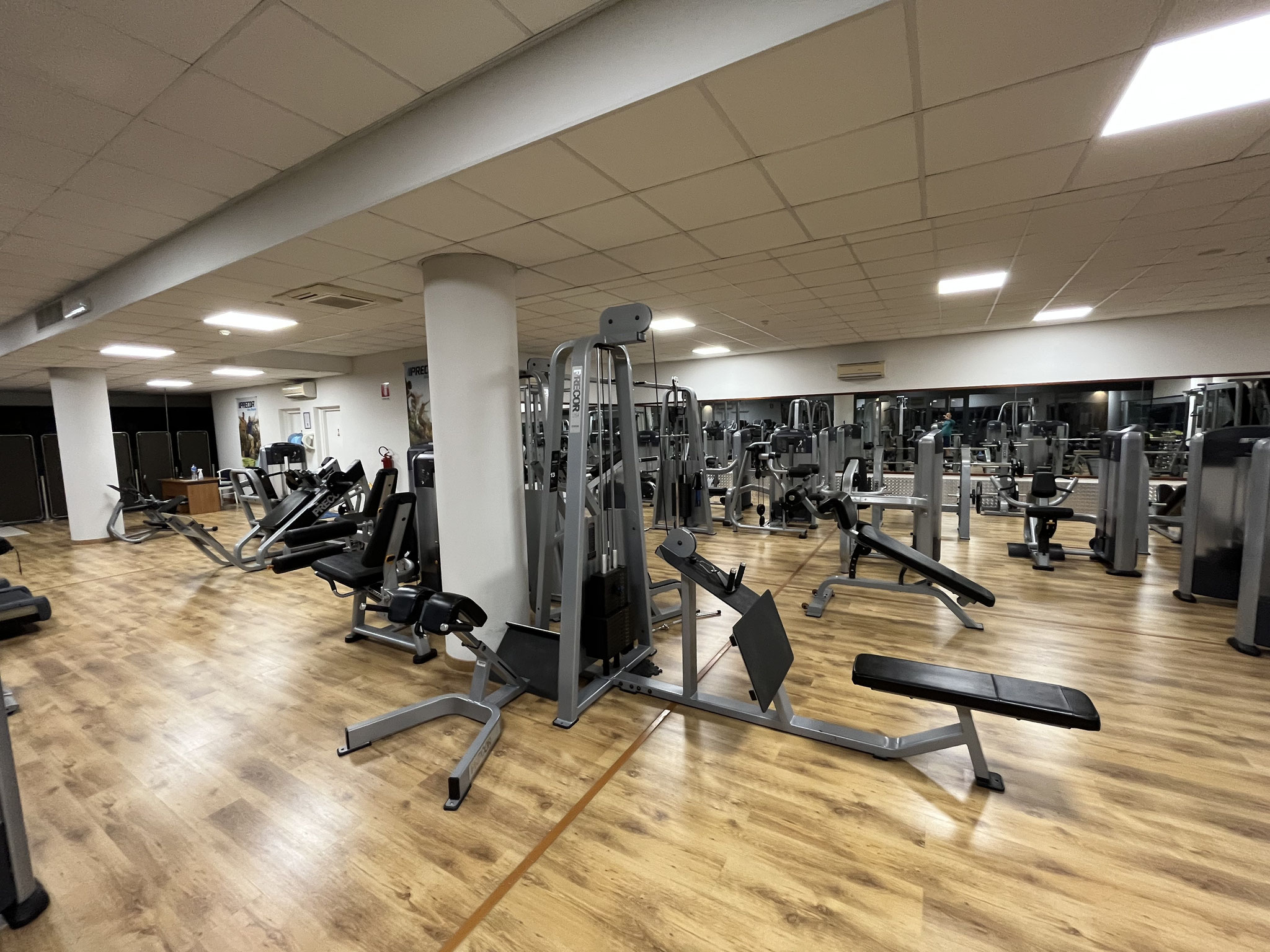 Wir sind in einem sehr guten Hotel Gäste und geniessen dieses ausserordentlich grosse und gute Fitnesscenter.