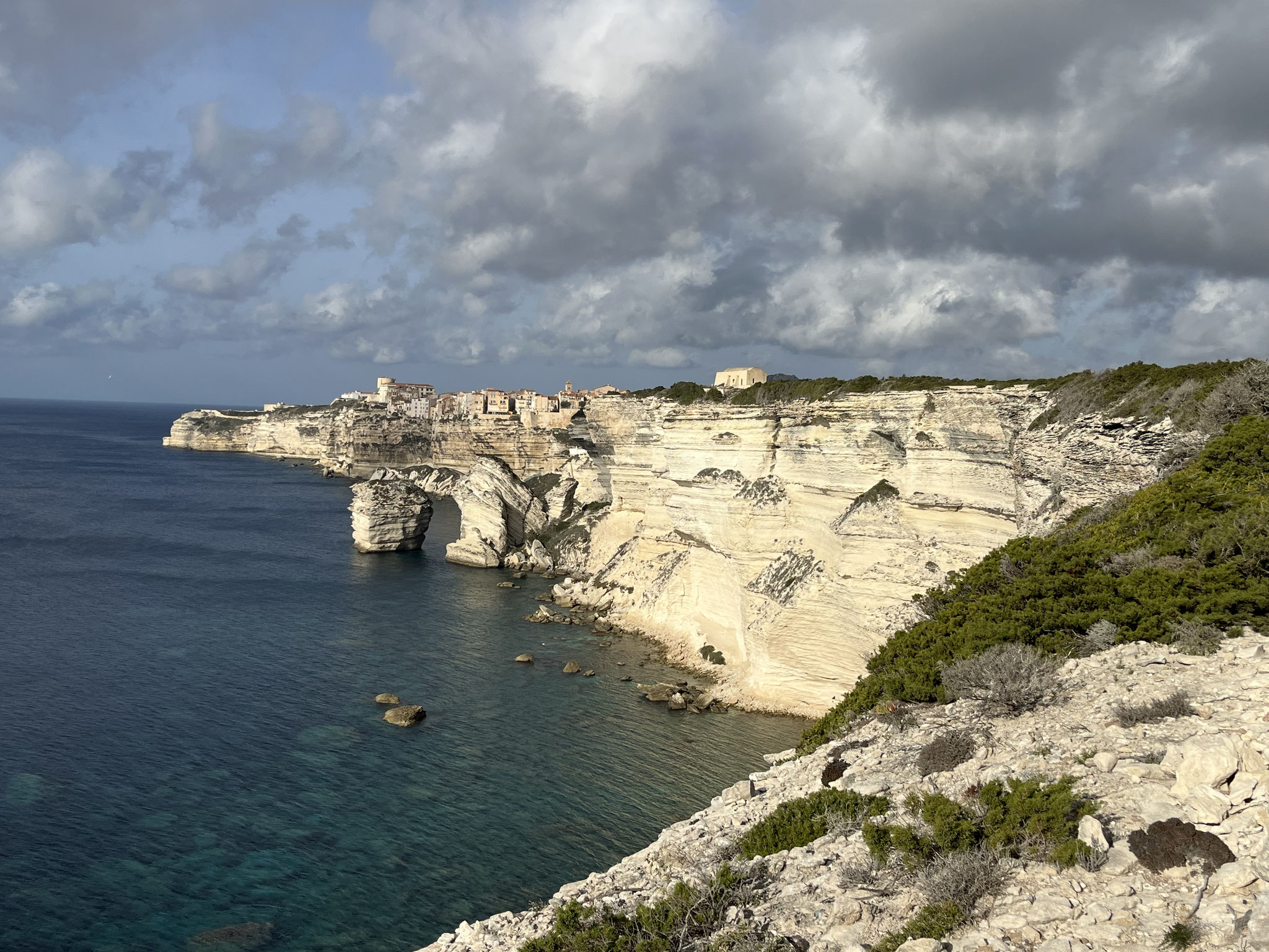 Der Ausblick ist fantastisch und erinnert uns an die Kreidefelsen der Normandie.