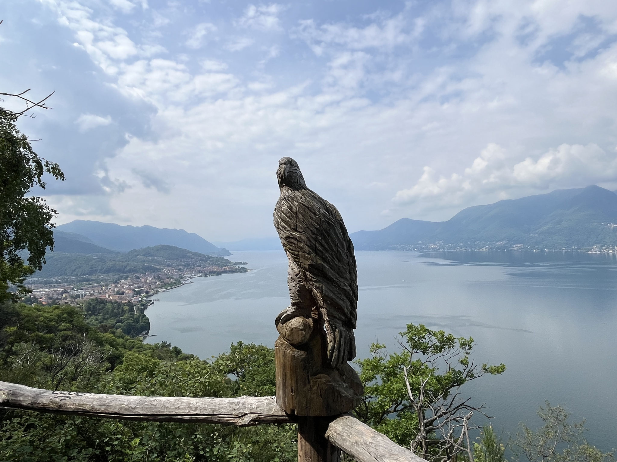 Ein idyllischer Platz(alles aus Holz und mit Schnitzereien verziert) vom Alpenclub Luino mit wunderbarer Aussicht auf den Lago Mggiore wartet auf uns.